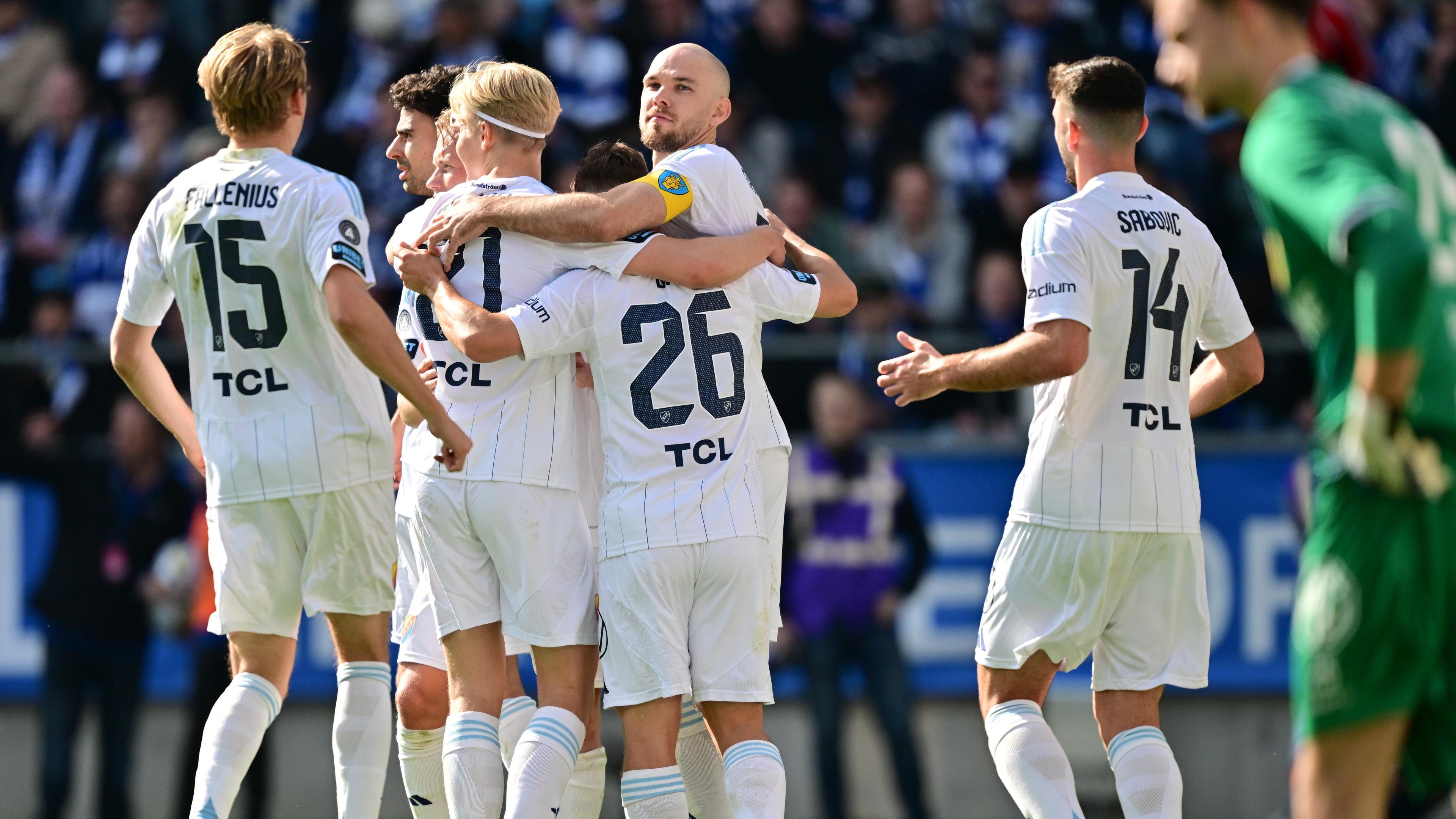 Djurgården firar det första av målen i storsegern mot IFK Göteborg. Foto: Björn Larsson Rosvall/TT