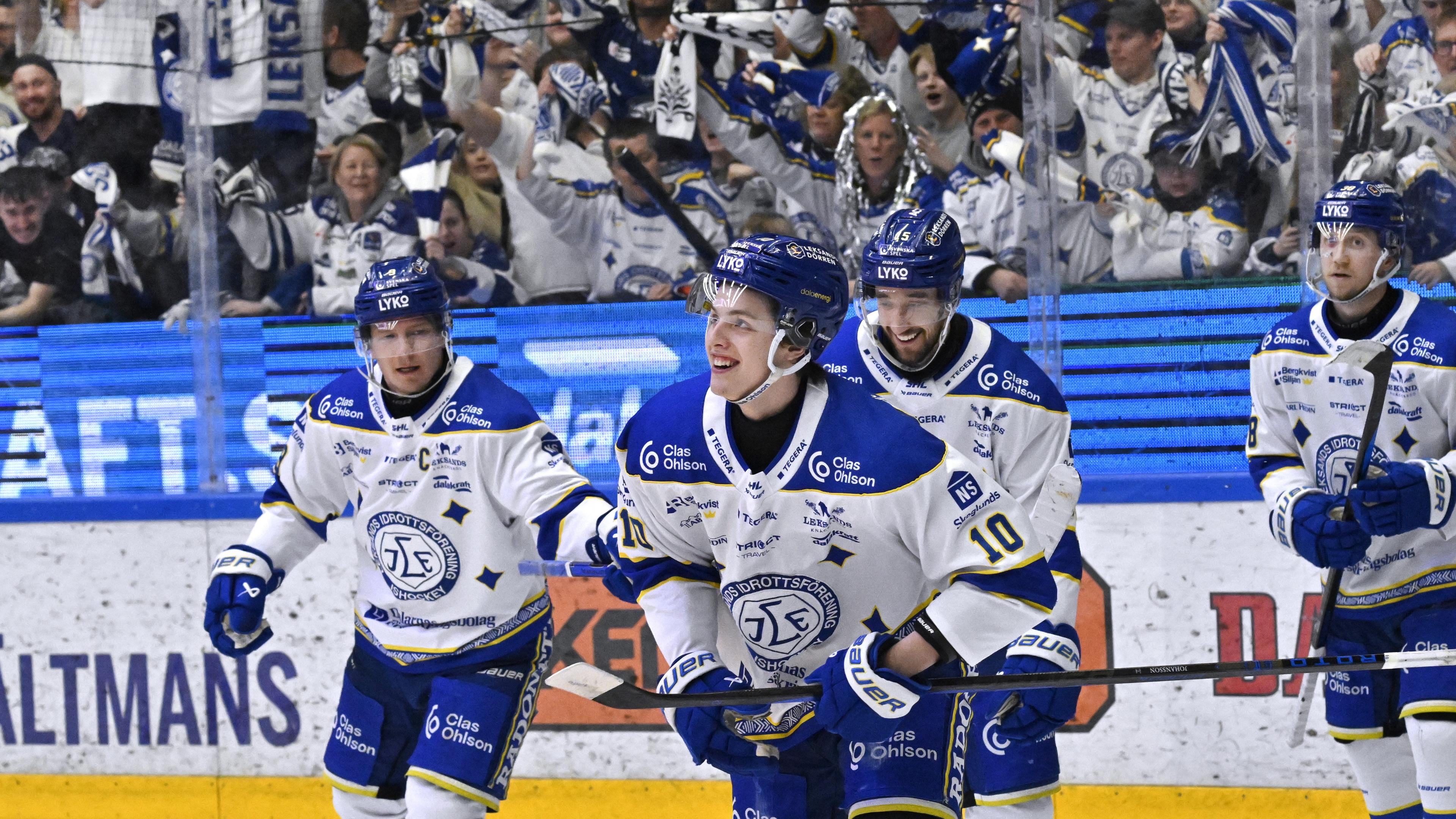 Leksandsjubel hemma mot Frölunda. Dalalaget vann med 5–2 och tvingade fram en sjunde och avgörande SM-kvartsfinal på onsdag i Göteborg. Foto: Ulf Palm/TT