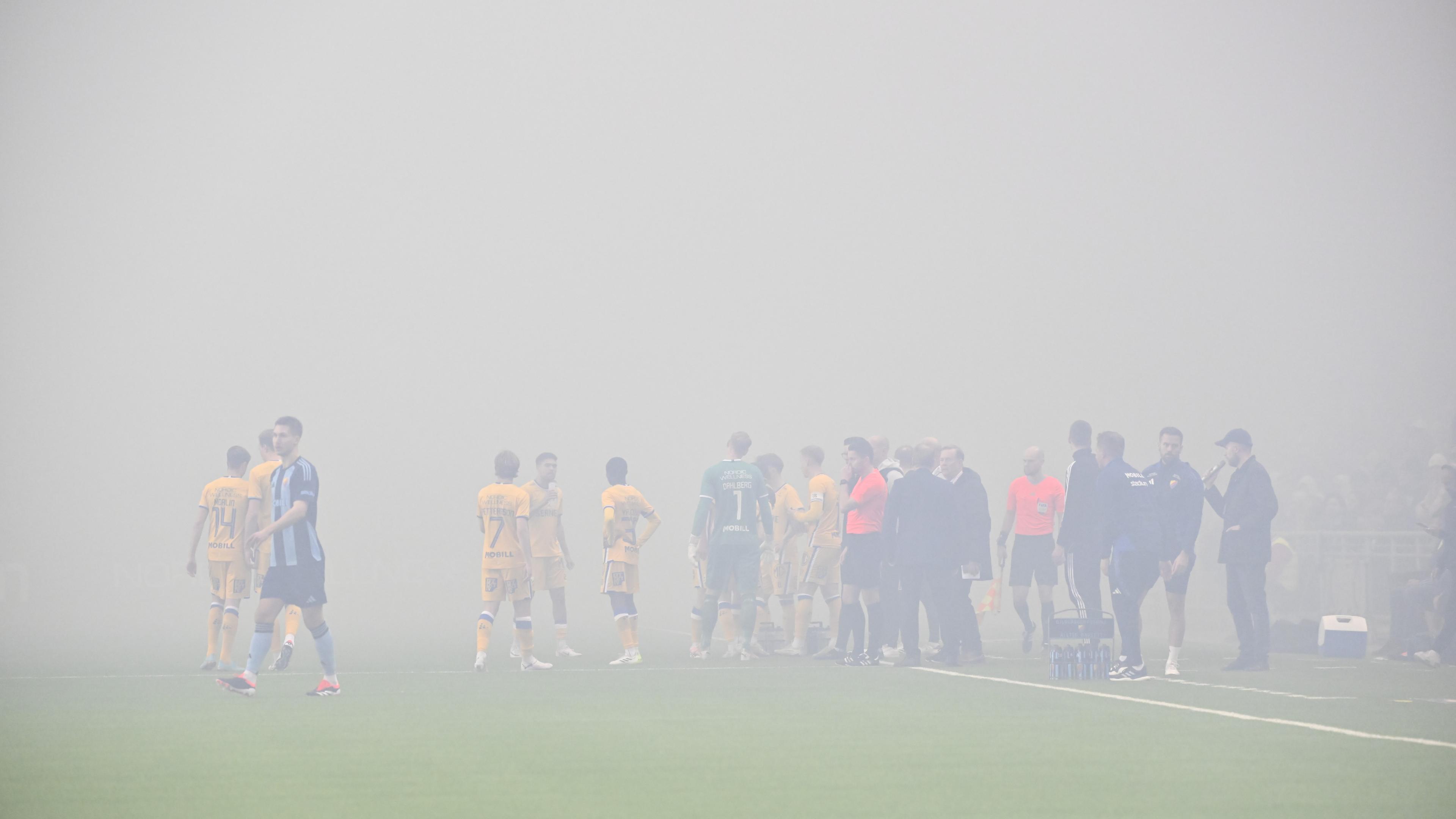 En bedrövlig men tyvärr allt vanligare bild från svensk fotboll. Här har domarern blåst av matchen i Svenska Cupen mellan Djurgården och IFK Göteborg på grund av pyroteknik som gjorde att rökdimman låg tät på Tele 2. Foto: Jonas Ekströmer/TT