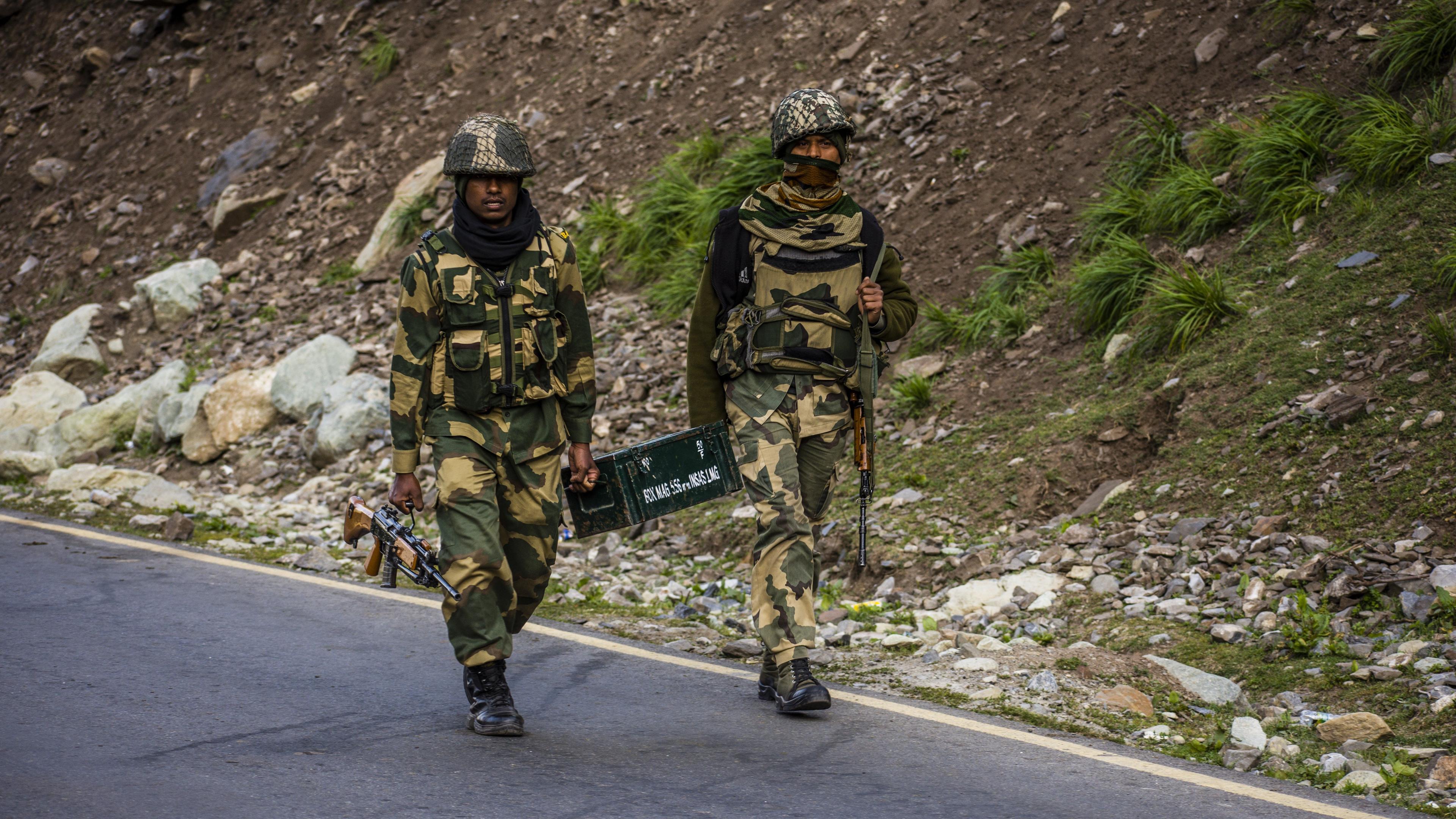 Indiska gränssoldater i Gagangir nära gränsen mot Kina. 2020 skedde sammandrabbningar med kinesisk militär i området, där ett 20-tal indiska soldater dödades. Foto: Yawar Nazir/Getty Images