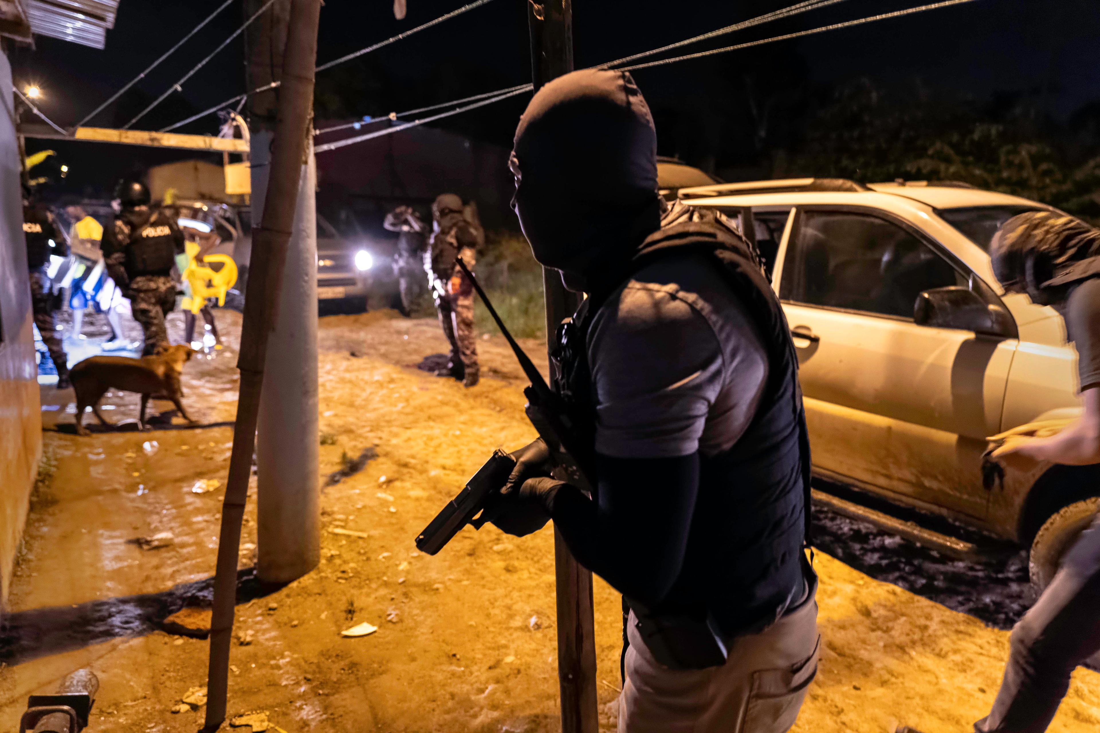 Polis slår till mot en bostad i jakten på en gängmedlem i Esmaraldos i Ecuador den 13 februari. Foto: John Moore/Getty Images