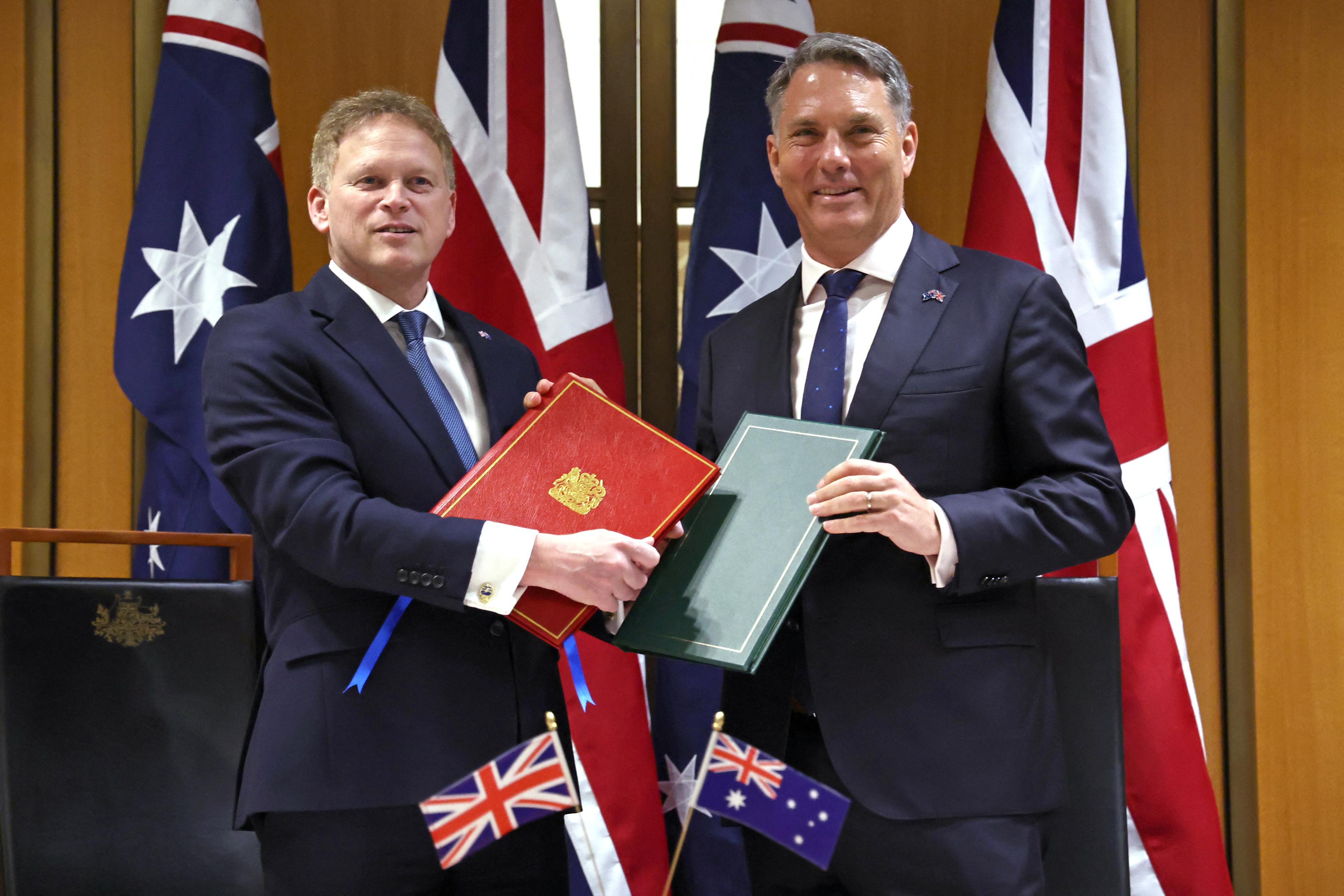 Storbritanniens försvarsminister Grant Shapps  och Australiens vice premiärminister och försvarsminister Richard Marles undertecknade ett försvarsavtal i Parliament House i Canberra den 21 mars. Foto: David Gray/AFP via Getty Images