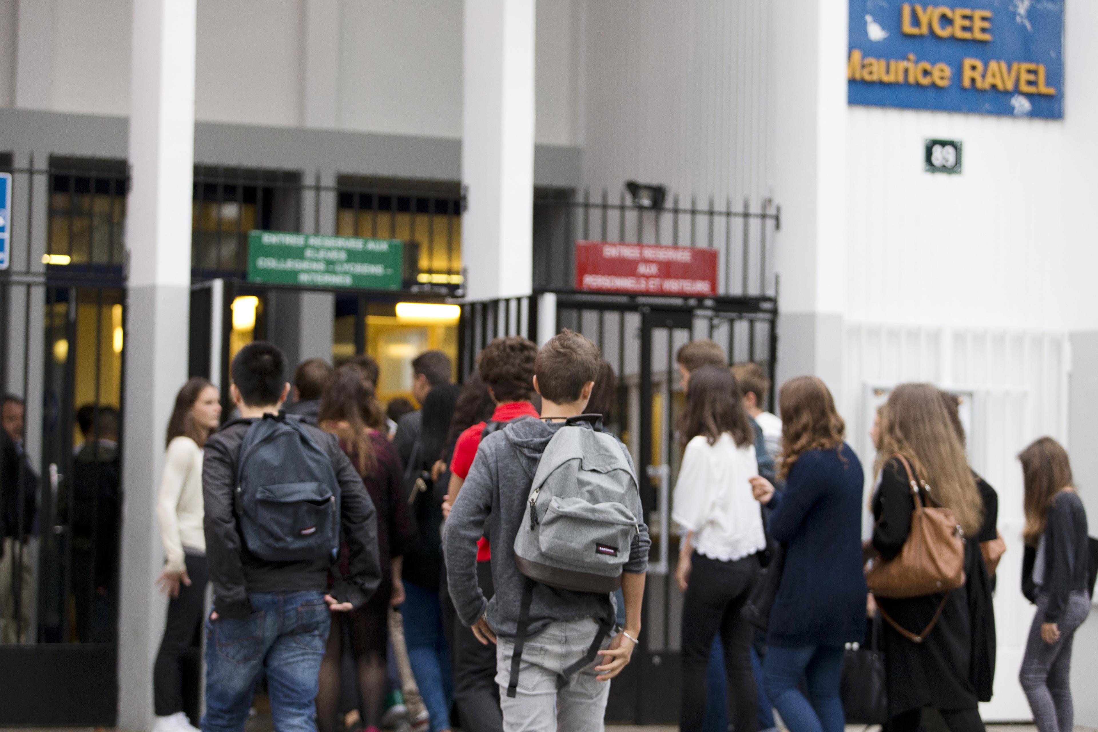 Elever vid gymnasiet Lycée Maurice-Ravel i Paris den 1 september 2015. Foto: Kenzo Tribouillard/AFP via Getty Images