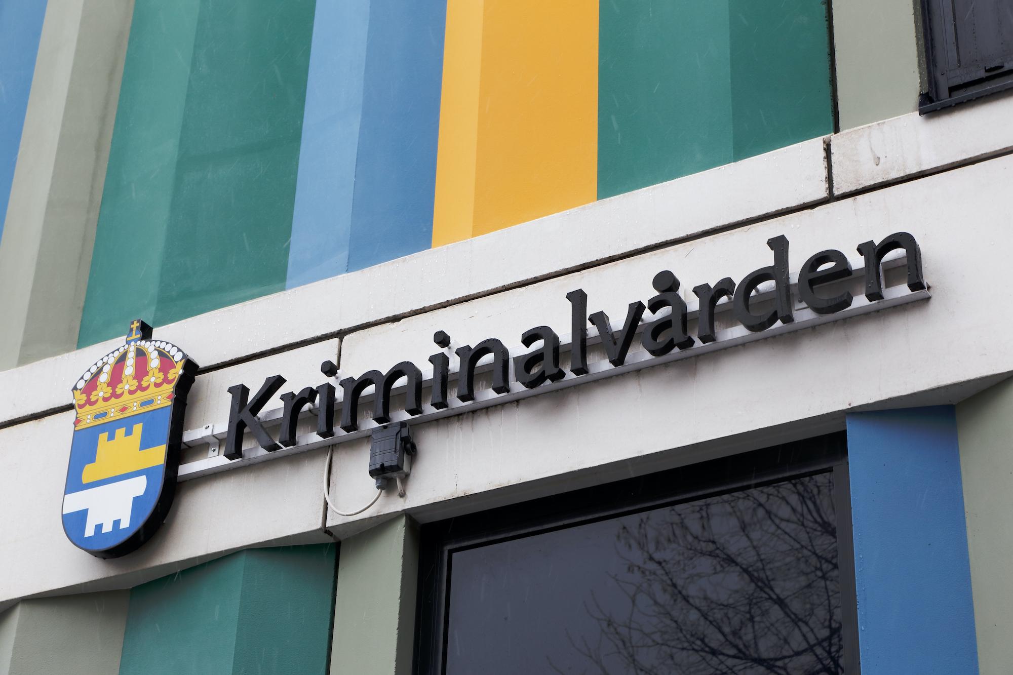 Enligt Brå:s rapport finns personer som hjälper kriminella nätverk inom många olika branscher. Bland annat finns flera exempel på att personal inom Kriminalvården har lämnat ut sekretessbelagd information till personer på utsidan. Foto: Roland Magnusson/Shutterstock