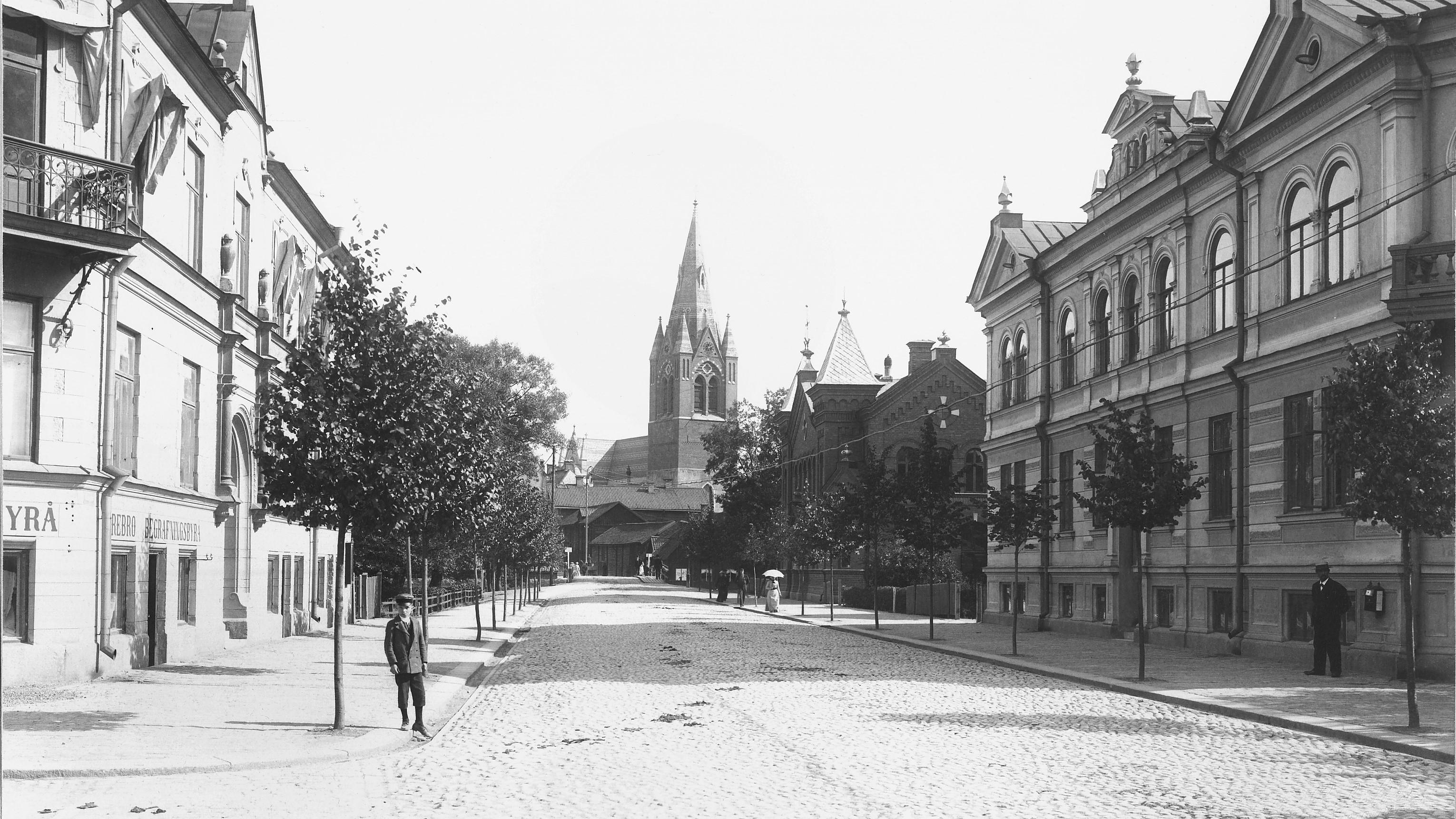 Hjalmar Bergman föddes 1883 i Örebro och dog 1931 i Berlin. Födelsestaden Örebro år 1903, fotograf Bernhard Hakelier.