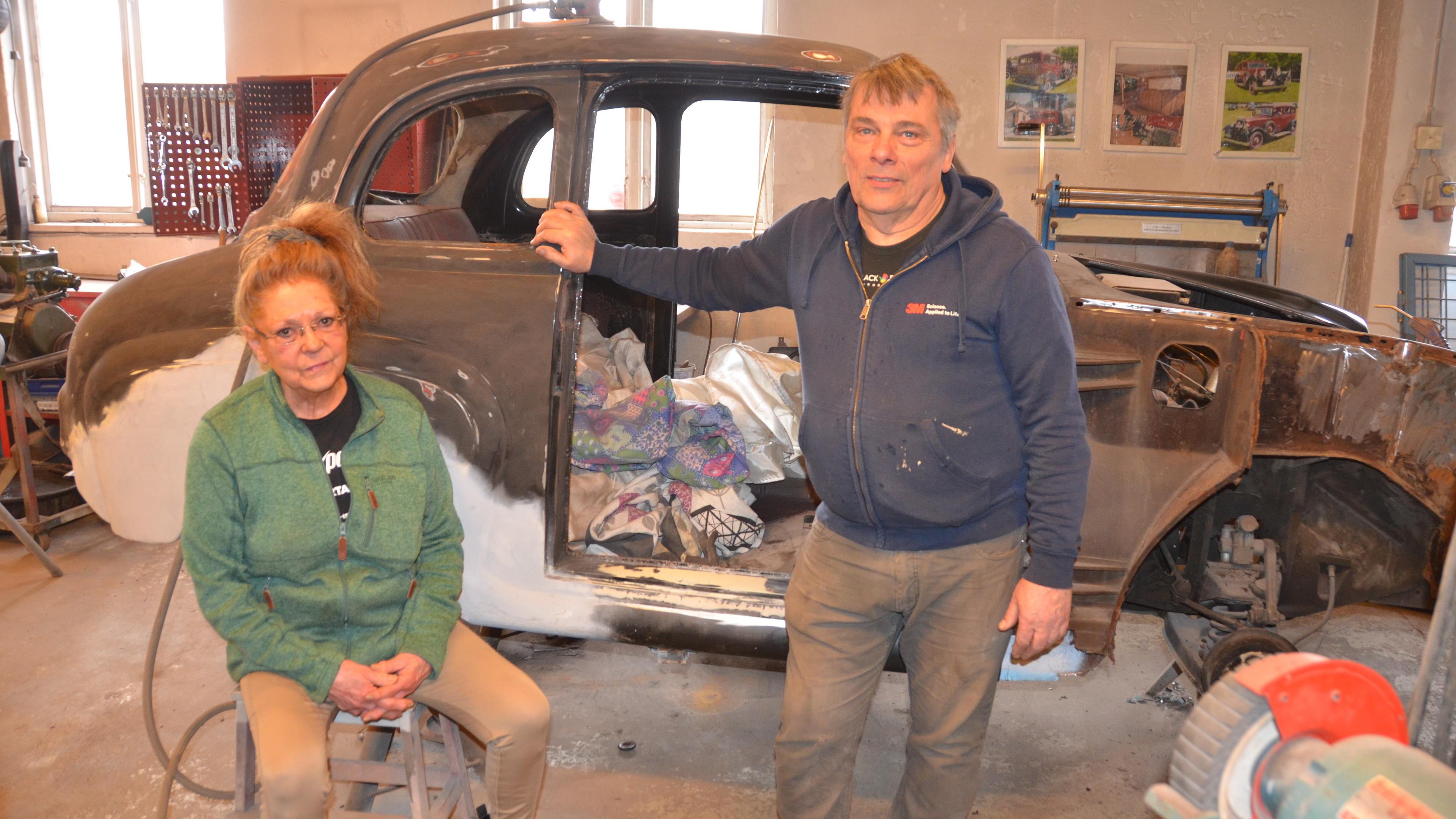 EU-förordningen oroar Bengt-Arne Johansson på Hallands Veteranbilsreparationer och Pia Idersjö, Hallands Motorentusiaster. Här vid en Lancia Aurelia. Foto: Maria Eriksson