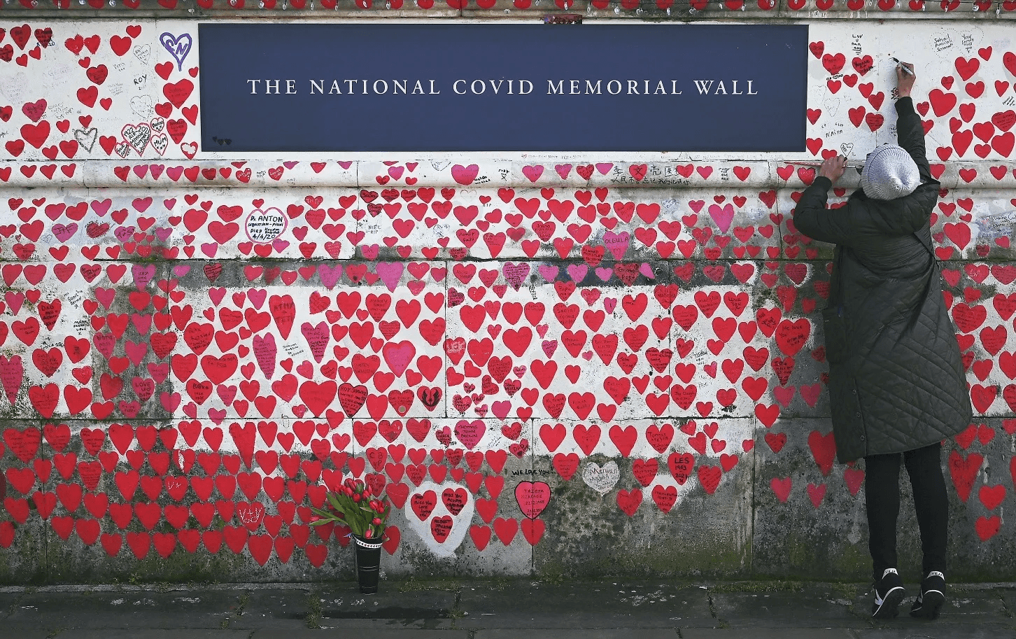 The National Covid Memorial Wall, tillägnad dem som miste livet i covid-19, på banvallen på södra sidan av Themsen i London den 3 mars 2024. Foto: Justin Tallis/AFP via Getty Images
