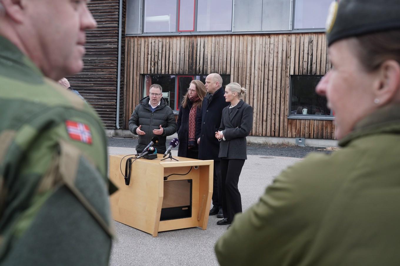 Försvarsminister Bjørn Arild Gram, finansminister Trygve Slagsvold Vedum och justitie- och beredskapsminister Emilie Mehl i Elverum. Foto: Ole Berg-Rusten/NTB/TT