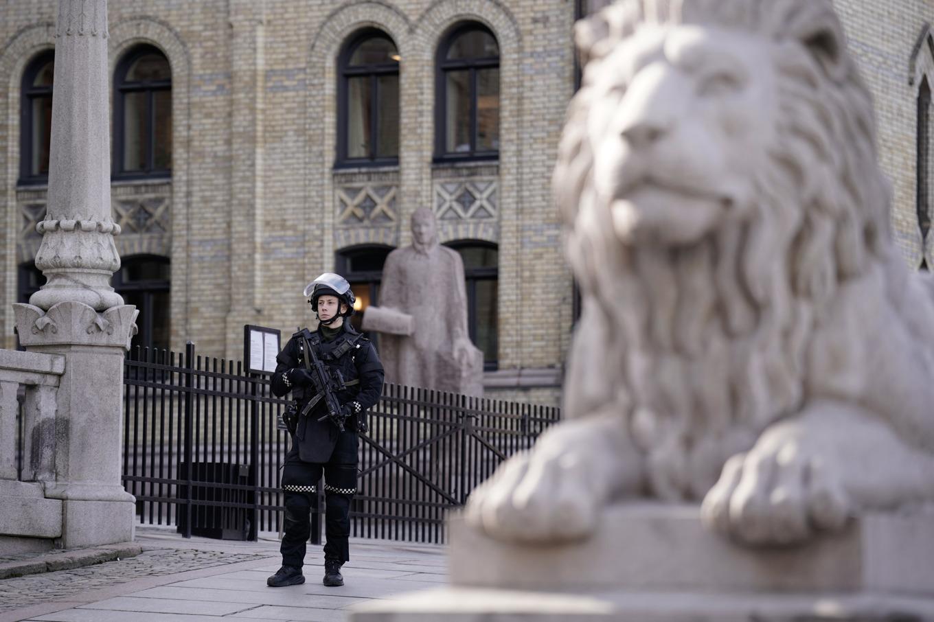 Beväpnad polis utanför stortinget. Alla in- och utgångar är stängda. Foto: Stian Lysberg Solum/NTB/TT