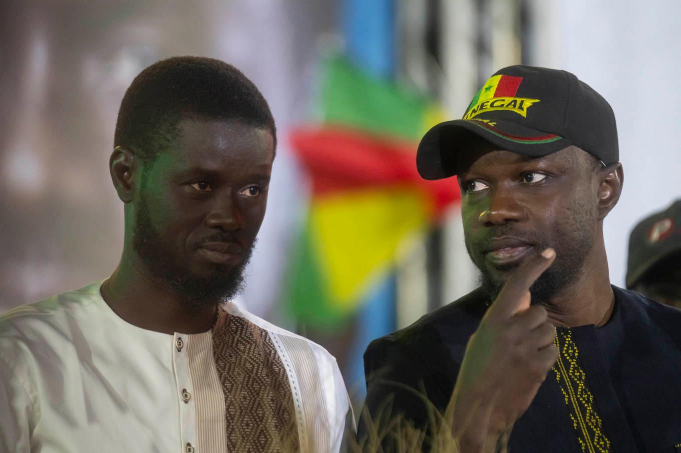 Bassirou Diomaye Faye och Ousmane Sonko under slutspurten av valrörelsen i mars. Arkivbild. Foto: Mosa'ab Elshamy/AP/TT