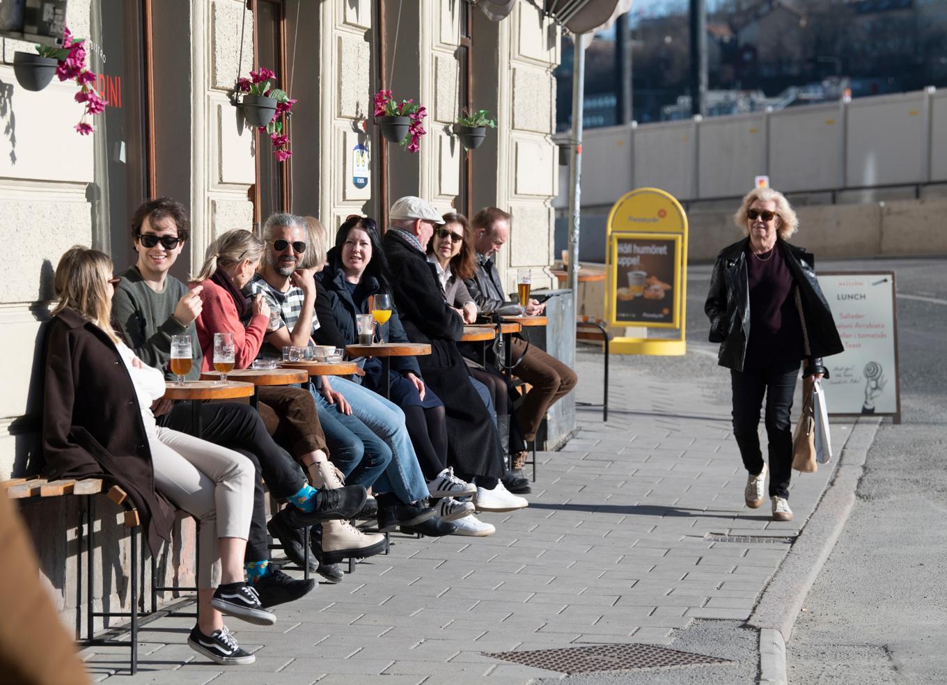 I helgen kan det återigen bli uteserveringsväder, när temperaturerna når 15-20 grader i delar av Götaland och Svealand. Arkivbild. Foto: Fredrik Sandberg/TT