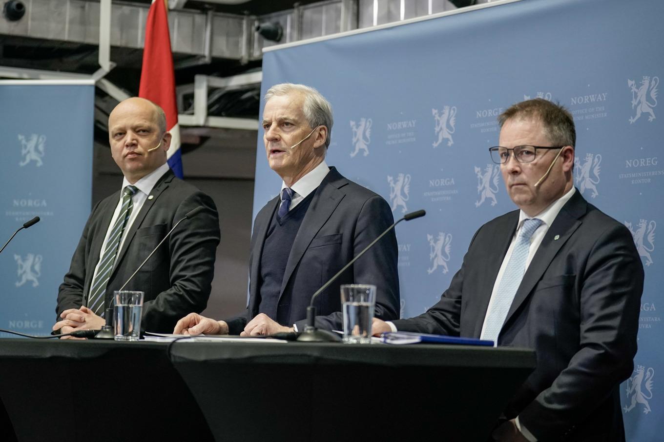 Statsminister Jonas Gahr Støre (i mitten), finansminister Trygve Slagsvold Vedum (till vänster) och försvarsminister Bjørn Arild Gram presenterar försvarssatsningen. Foto: Stian Lysberg Solum/NTB/TT