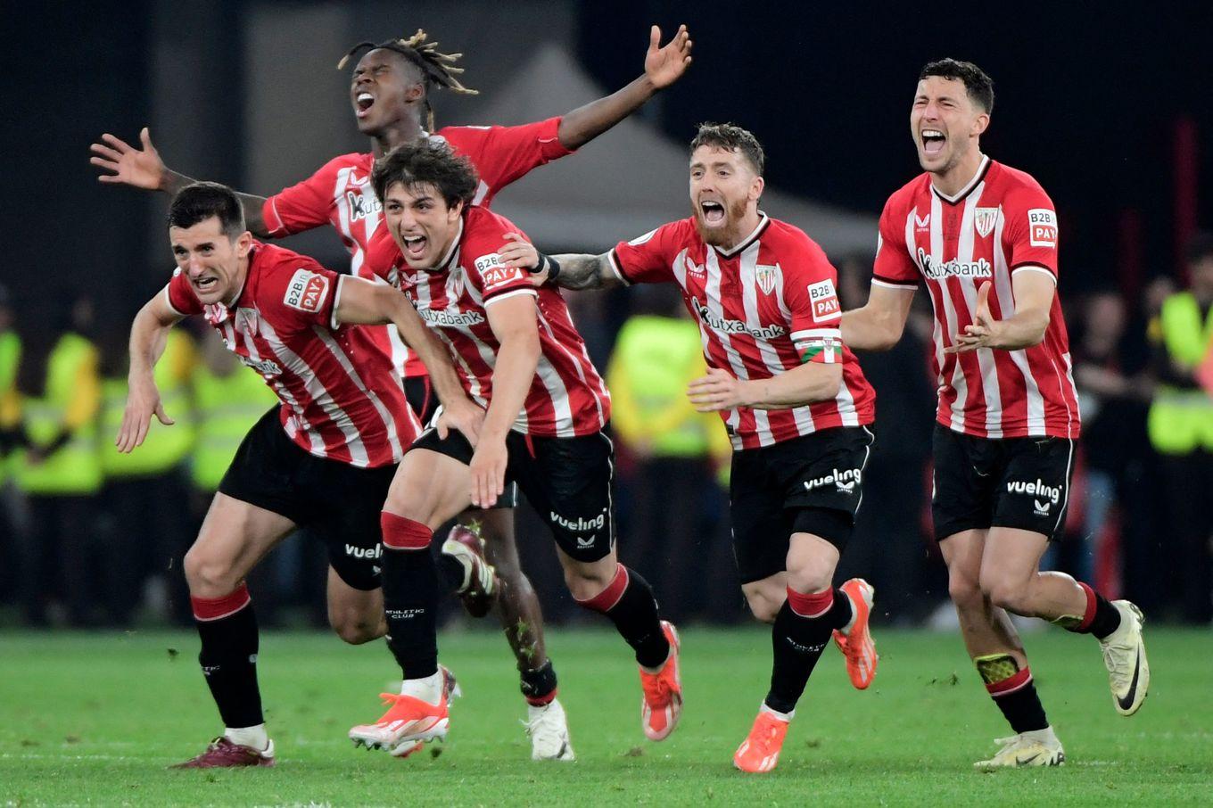 Athletic Bilbaos spelare jublar efter straffvinsten mot Mallorca i Copa del Rey-finale i Sevilla i Spanien. Foto: Cristina Quicler/AFP/TT