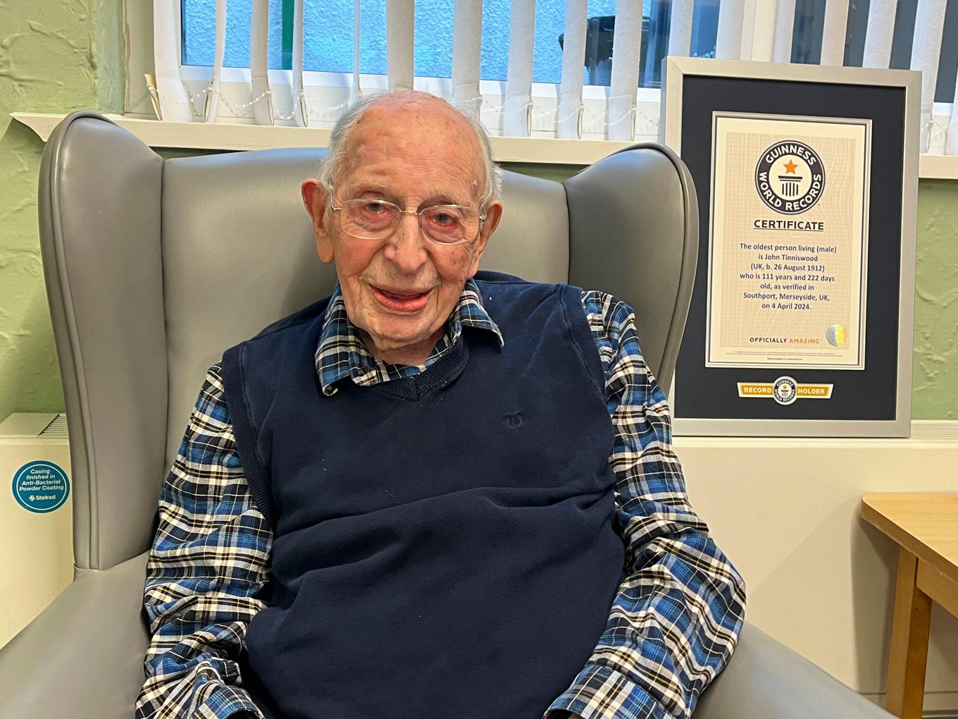 Britten John Alfred Tinniswood är numera världens äldste man. Foto: Guinness World Records/AP/TT