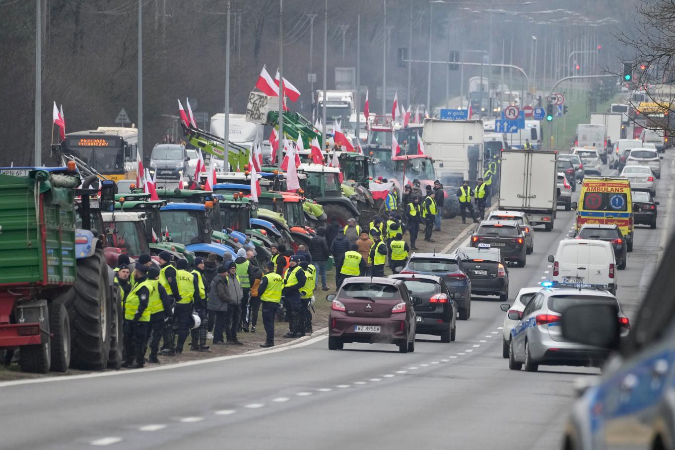 Polska bönder kräver förändringar av tullavgifter på ukrainska varor. Foto: Czarek Sokolowski/AP/TT