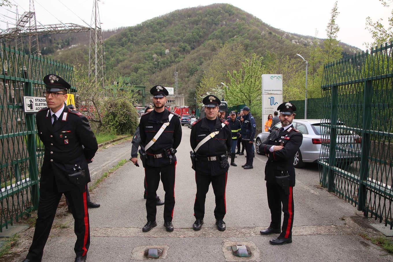 Italiensk polis spärrar av området kring vattenkraftverket vid Suvianasjön. Foto: Michele Nucci/AP/TT