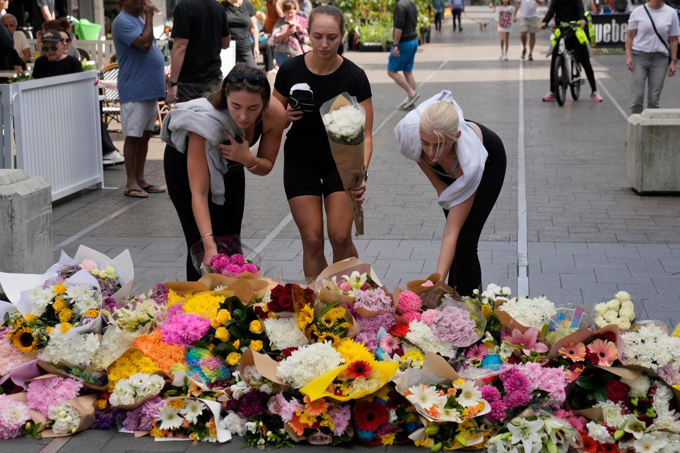Sex personer dödades av en man som gick runt och angrep folk med kniv i ett köpcentrum i Sydney på lördagseftermiddagen. Foto: Rick Rycroft/AP/TT