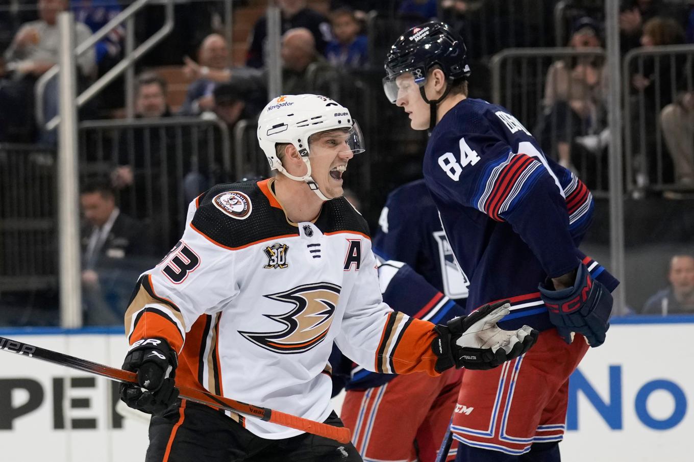 Jakob Silfverberg, här i Anaheimtröjan, återvänder till Brynäs. Arkivbild. Foto: Seth Wenig/AP/TT