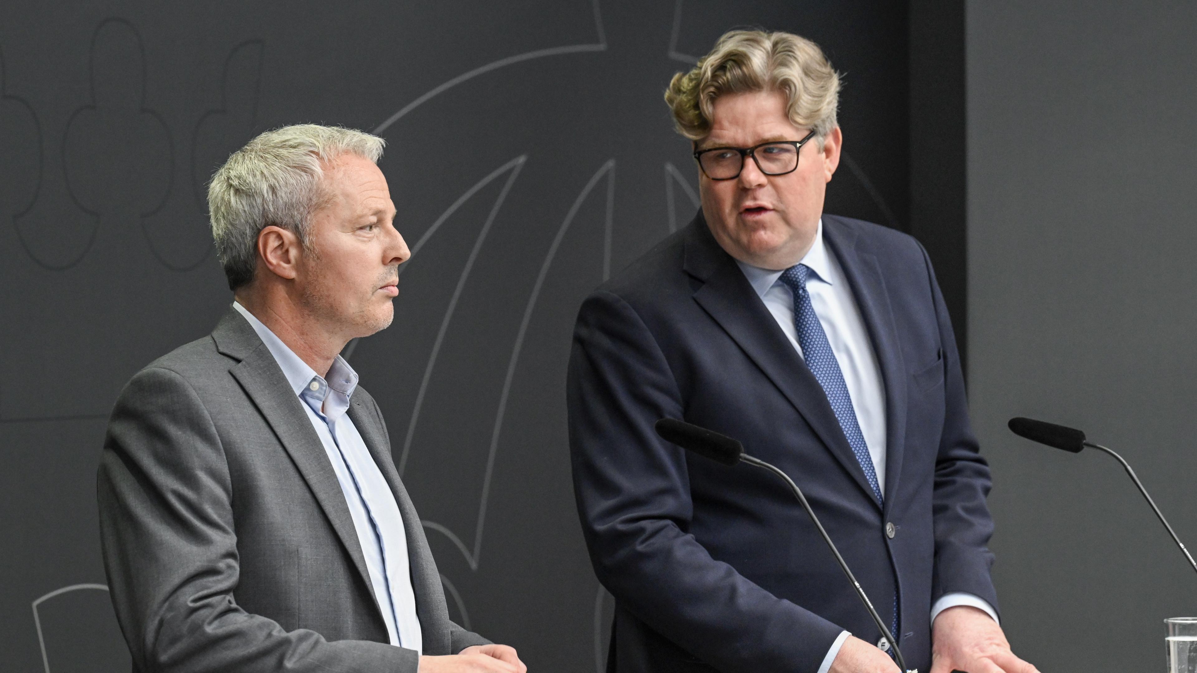 Den särskilda utredaren Peder Liljeqvist och justitieminister Gunnar Strömmer (M) vid måndagens pressträff om kamerabevakning. Foto: Jonas Ekströmer/TT