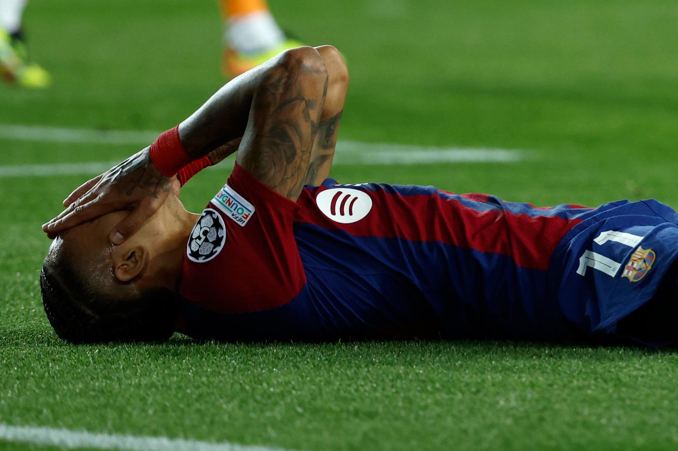 Barcelonas Raphinha reagerar under kvartsfinalen mellan Barcelona och Paris SG. Foto: Joan Monfort/AP/TT