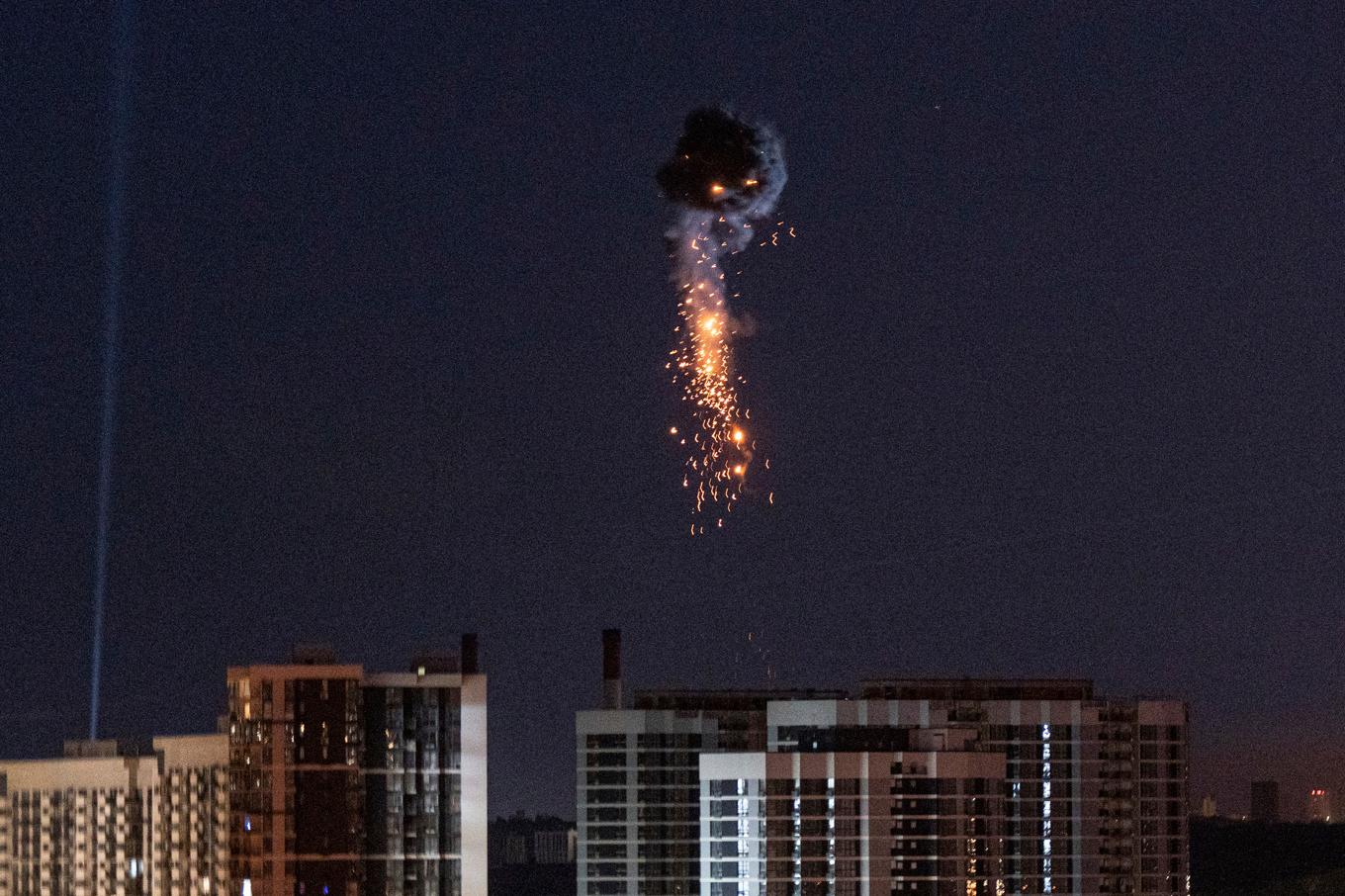 Ukrainskt luftförsvar skjuter sönder en iransk Shahed-drönare över Kiev. Arkivbild. Foto: Evgeniy Maloletka/AP/TT