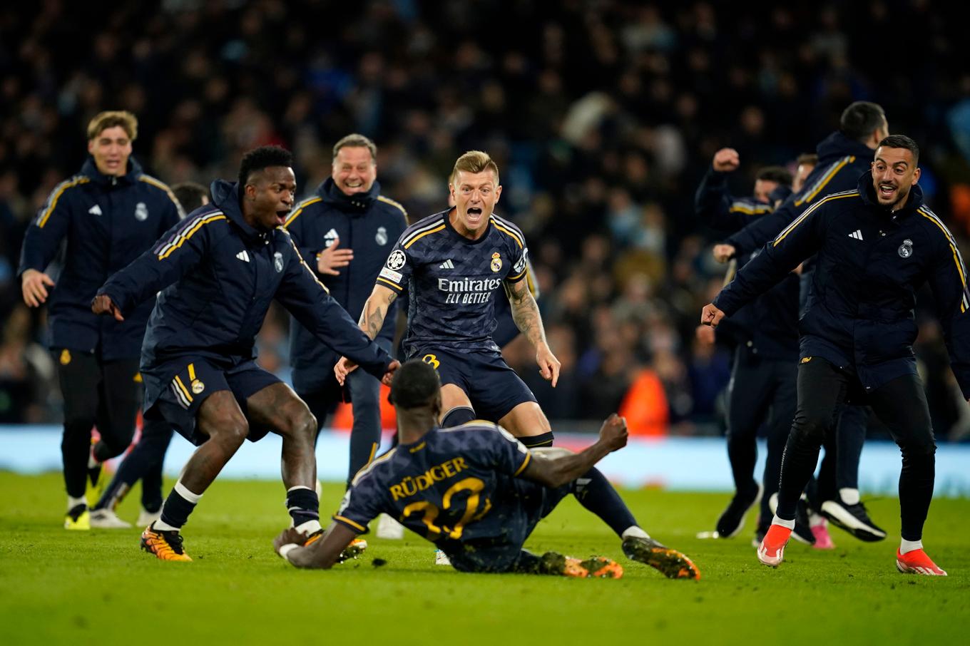 Real Madrid-spelarna firar avancemanget till semifinal i Champions League efter att Antonio Rüdiger satt den avgörande straffen i kvartsfinalen mot Manchester City. Foto: Dave Thompson/AP/TT