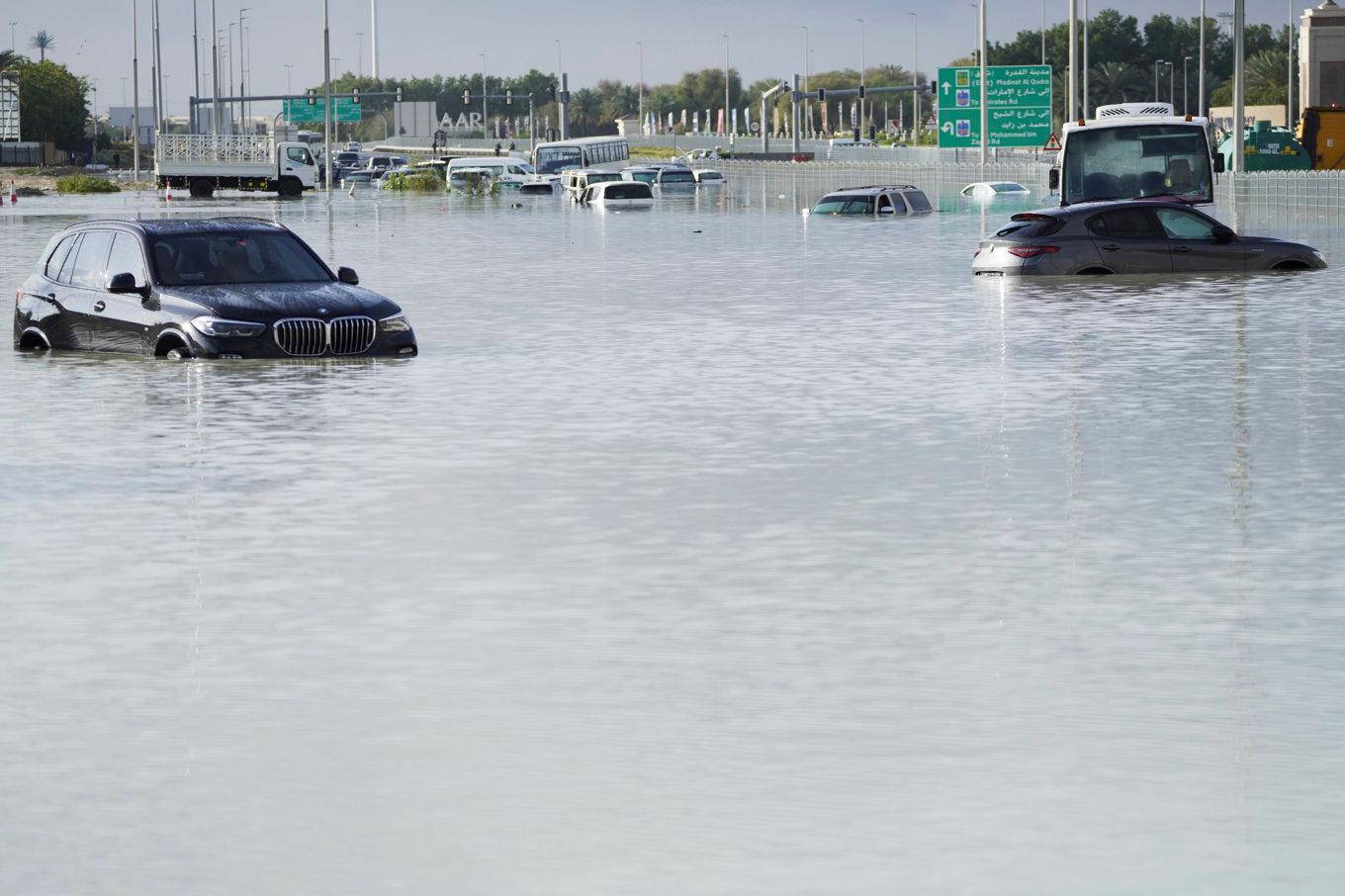 Kraftiga åskväder drog in över Förenade Arabemiraten på tisdagen och på bara ett dygn fick ökenstaten Dubai över ett och ett halvt års regn, vilket ledde till att stora delar av motorvägarna och Dubais flygplats översvämmades. Foto: Jon Gambrell/AP/TT