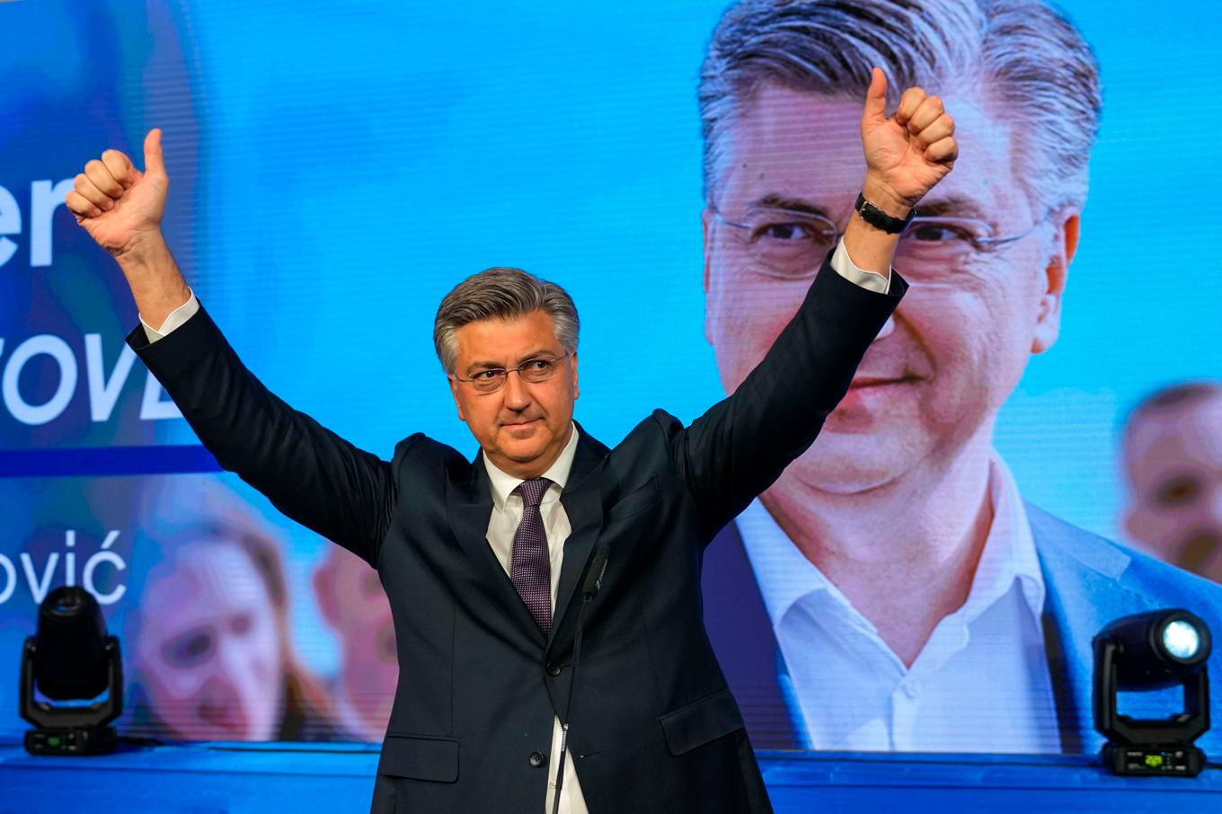 Andrej Plenkovic efter att han utropat seger natten mot torsdag. Foto: Darko Vojinovic/AP/TT