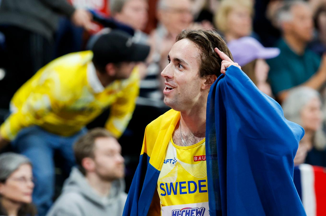 Andreas Kramer firar sitt silver på 800 meter på inomhus-VM i Glasgow i mars. Nu får han klartecken för att springa OS i Paris. Arkivbild. Foto: Christine Olsson/TT