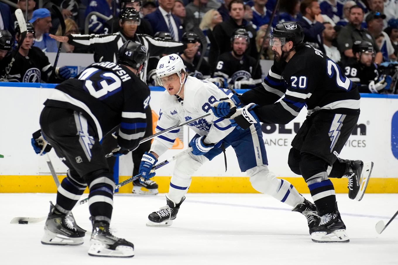 Torontosvensken William Nylander tar sig förbi Tampa Bays Nick Paul och Darren Raddysh i nattens NHL-möte. Foto: Chris O'Meara/AP/TT