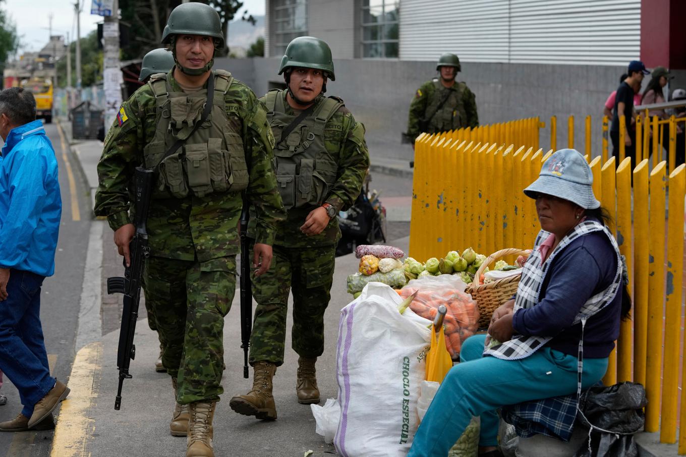 Soldater patrullerar i Ecuadors huvudstad Quito inför helgens folkomröstning. Foto: Dolores Ochoa/AP/TT