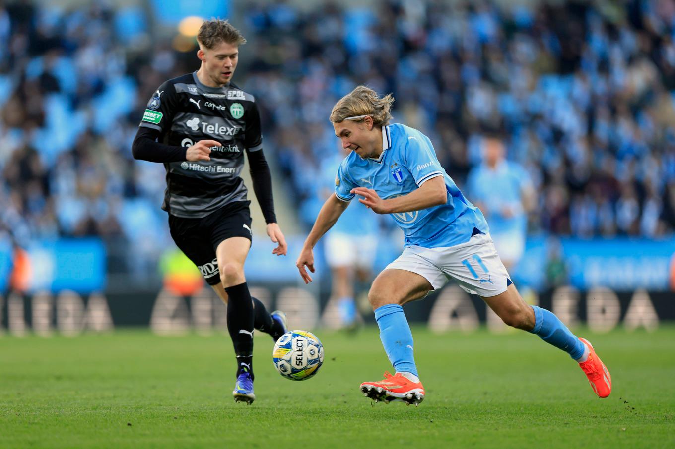 Malmös matchvinnare Sebastian Nanasi utmanar mot Västerås Patric Åslund. Foto: Andreas Hillergren/TT