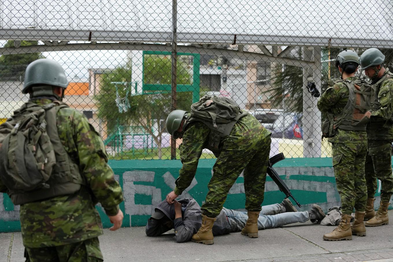 En man kontrolleras av soldater som patrullerar i huvudstaden Quito, Ecuador. Foto: Dolores Ochoa/AP/TT