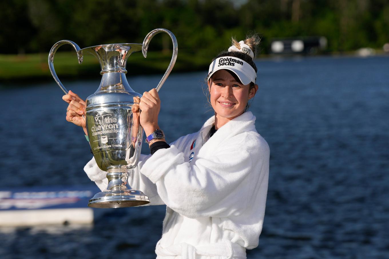 Nelly Korda med bucklan i Chevron Championship, hennes femte raka seger. Foto: David J. Phillip/AP/TT