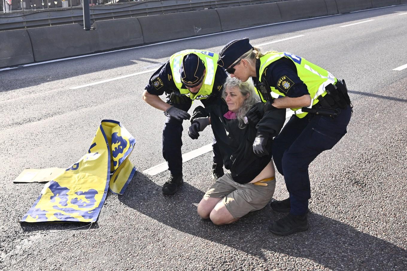 Klimatorganisationen Återställ Våtmarkerna slutar blockera motorvägar. Arkivbild från en aktion i Stockholm 2023. Foto: Claudio Bresciani/TT