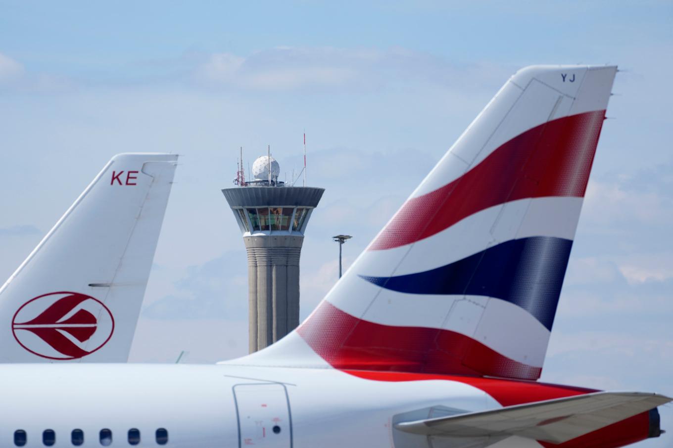 Flygledartornet på flygplatsen Charles de Gaulle i Paris. En flygstrejk är utlyst till på torsdag. Foto: Thibault Camus/AP/TT