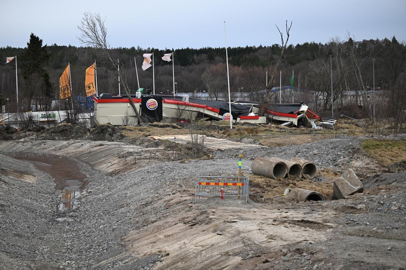 Arbetet på platsen där ett jordskred orsakade stora skador, bland annat på E6 och på en hamburgerrestaurang, går framåt snabbare än man först trott. Bild tagen i februari. Foto: Björn Larsson Rosvall/TT