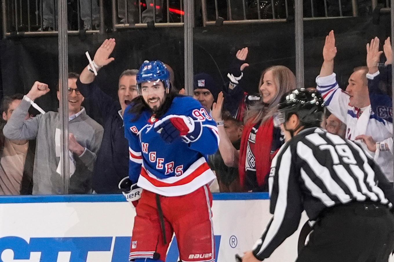New York Rangers Mika Zibanejad (93) firar efter sitt första mål under den här säsongens Stanley Cup-slutspel. Foto: Frank Franklin II/AP/TT