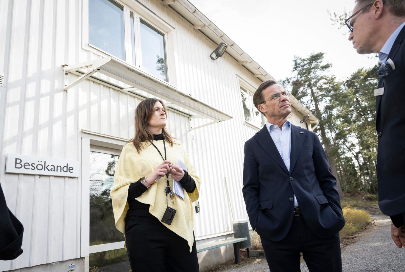 Statsminister Ulf Kristersson samtalar med Camilla Silver, kvalitetschef, och David Södergren, institutionschef, under ett besök på Sis-hemmet Rebecka på Ekerö. Foto: Fredrik Sandberg/TT