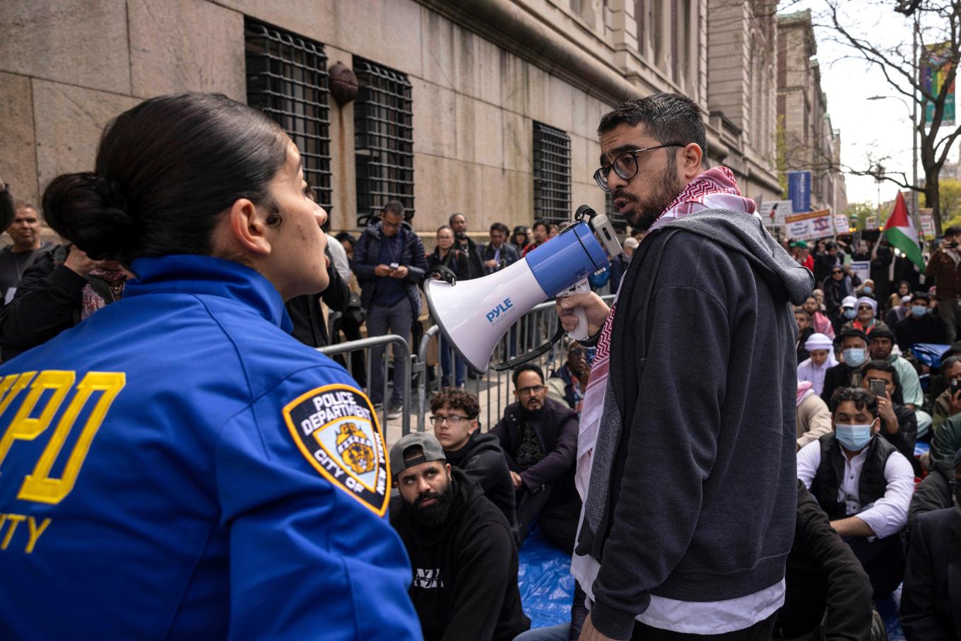 Polis och demonstranter i dialog vid Columbia University. Arkivbild. Foto: Yuki Iwamura/AP/TT