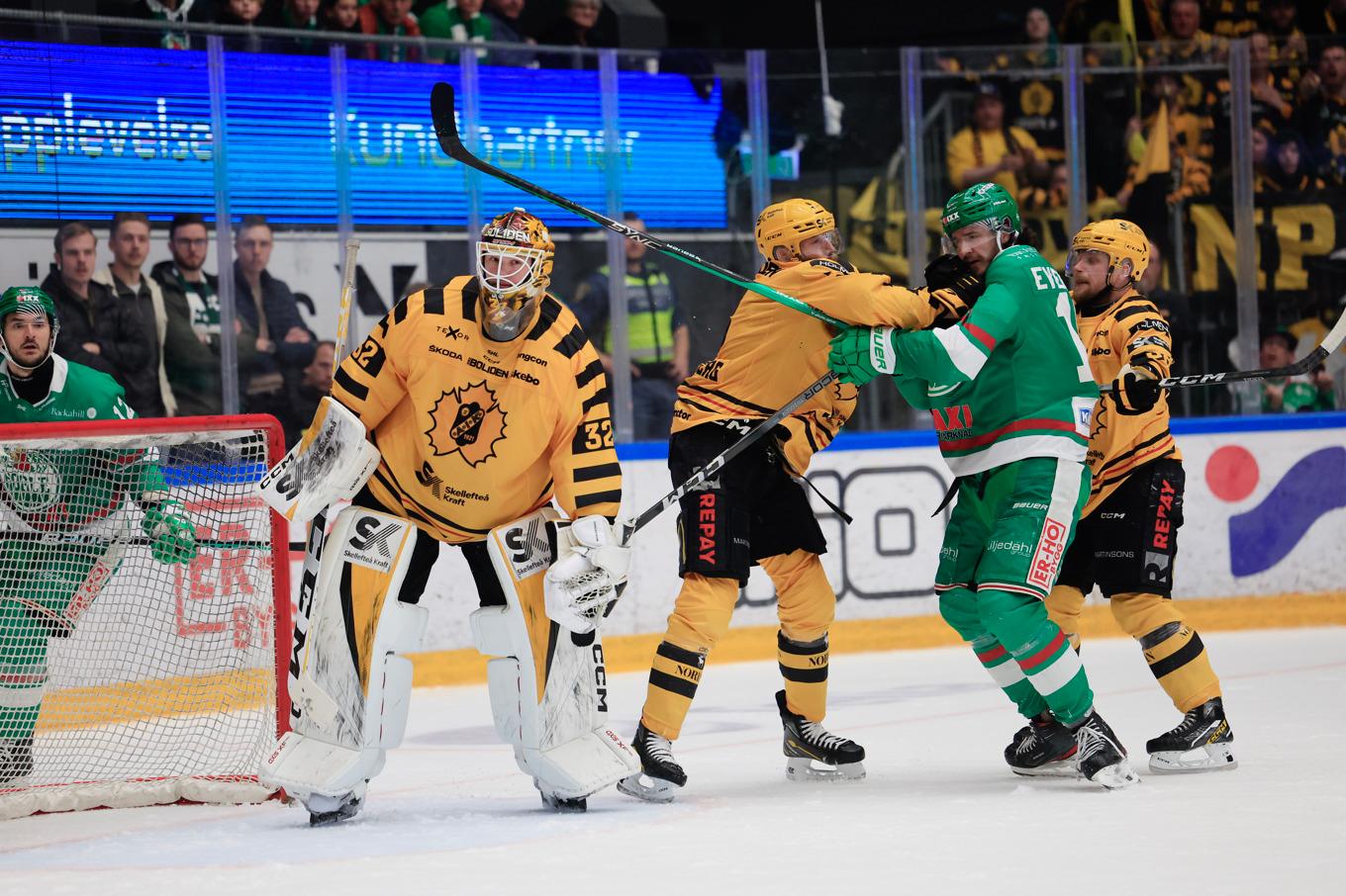 Rögles Dennis Everberg och Skellefteås Petter Granberg i gruff framför målvakten Linus Söderström. Foto: Andreas Hillergren/TT