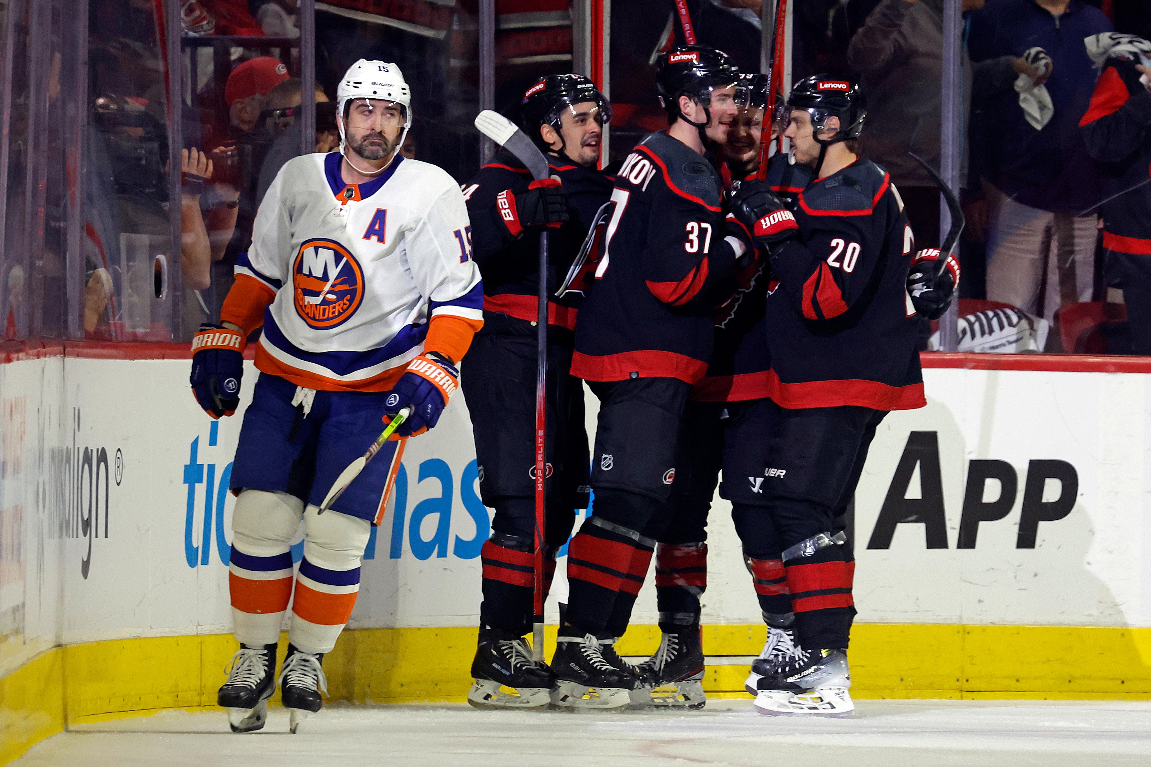 Carolina besegrade New York Islanders med 6–3 på onsdagen och är därmed vidare till kvartsfinal i Stanley Cup-slutspelet. Foto: Karl B DeBlaker/AP/TT