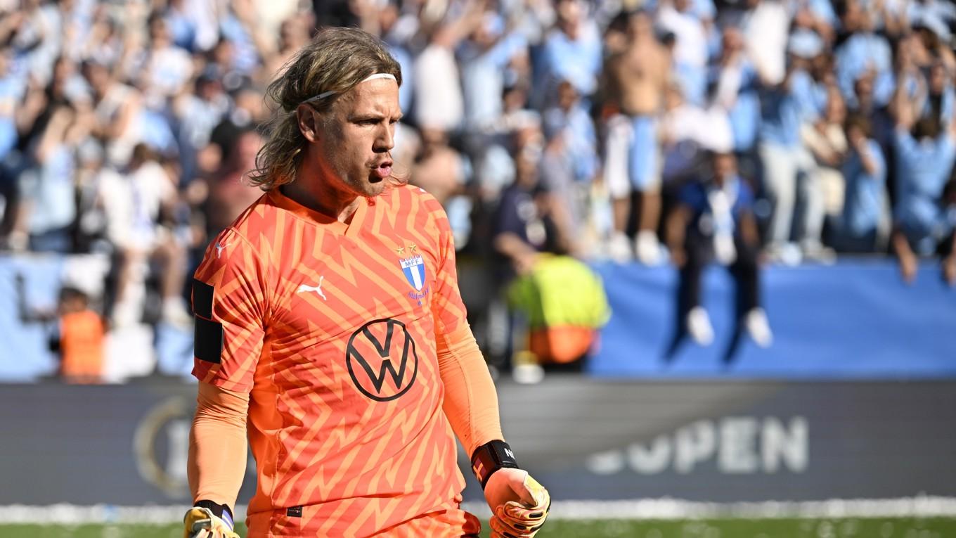 Malmö FF:s målvakt Johan Dahlin tog två straffar och blev hjälte för hemmalaget i cupfinalen mot Djurgården. Foto: Johan Nilsson/TT