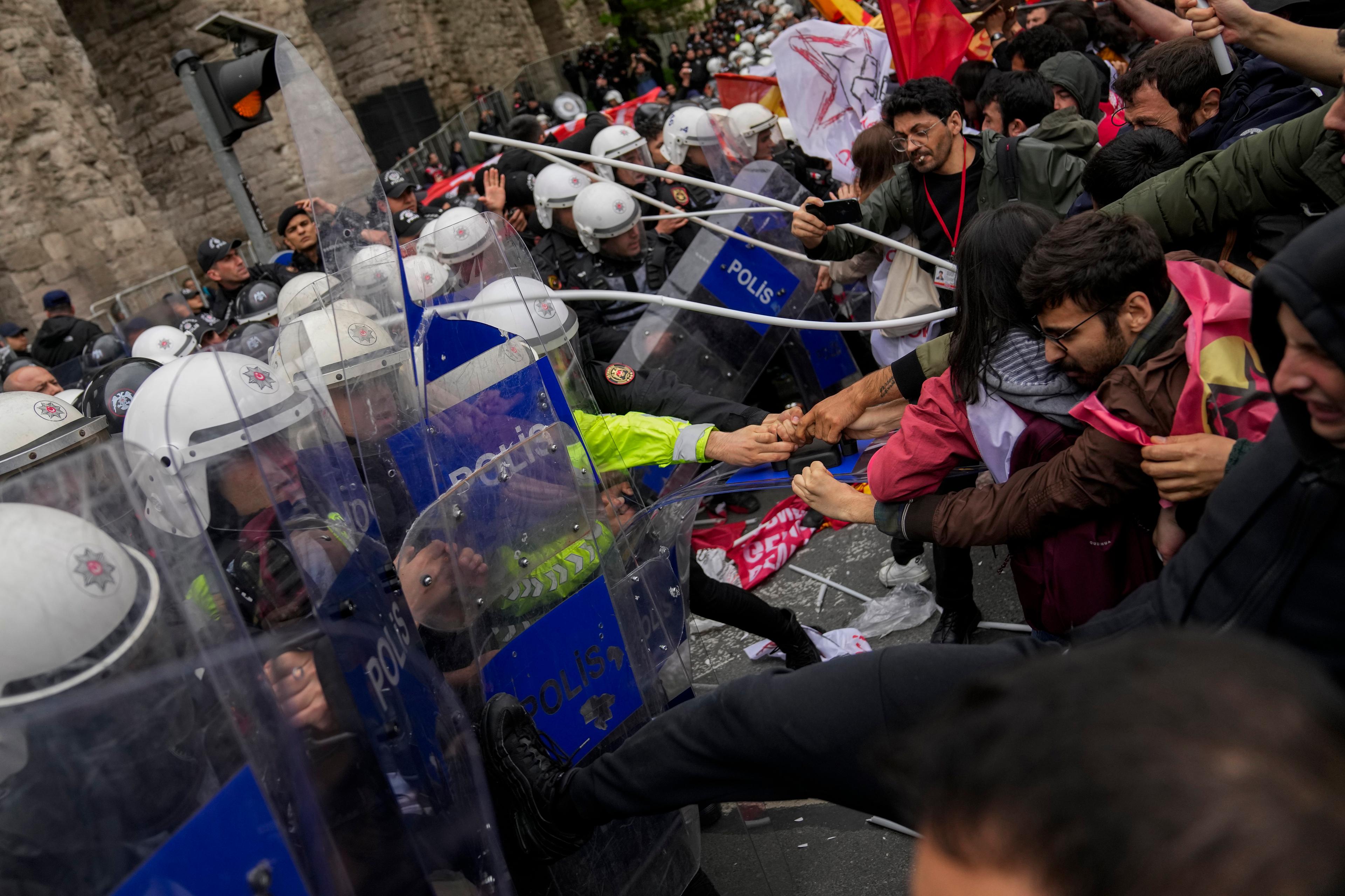 Kravallpolis och fackföreningsmedlemmar drabbar samman under förstamajmanifestationer i Istanbul i Turkiet. Foto: Khalil Hamra/AP/TT