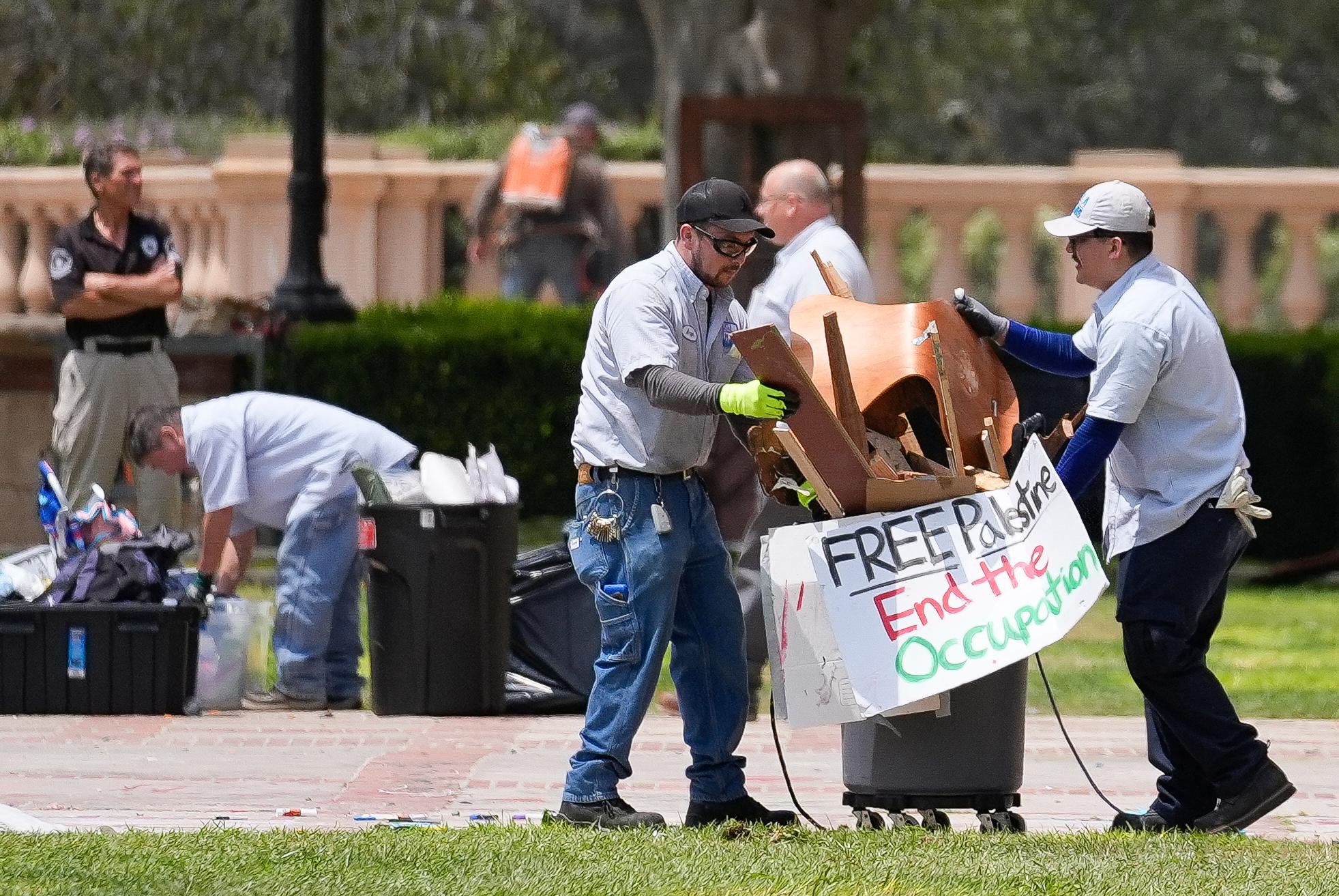 Skyltar och andra rester från tältlägret vid UCLA i Los Angeles städades undan, efter att kravallpolis gått in och rensat protestlägret tidigt på torsdagsmorgonen. Foto: Ashley Landis/AP/TT