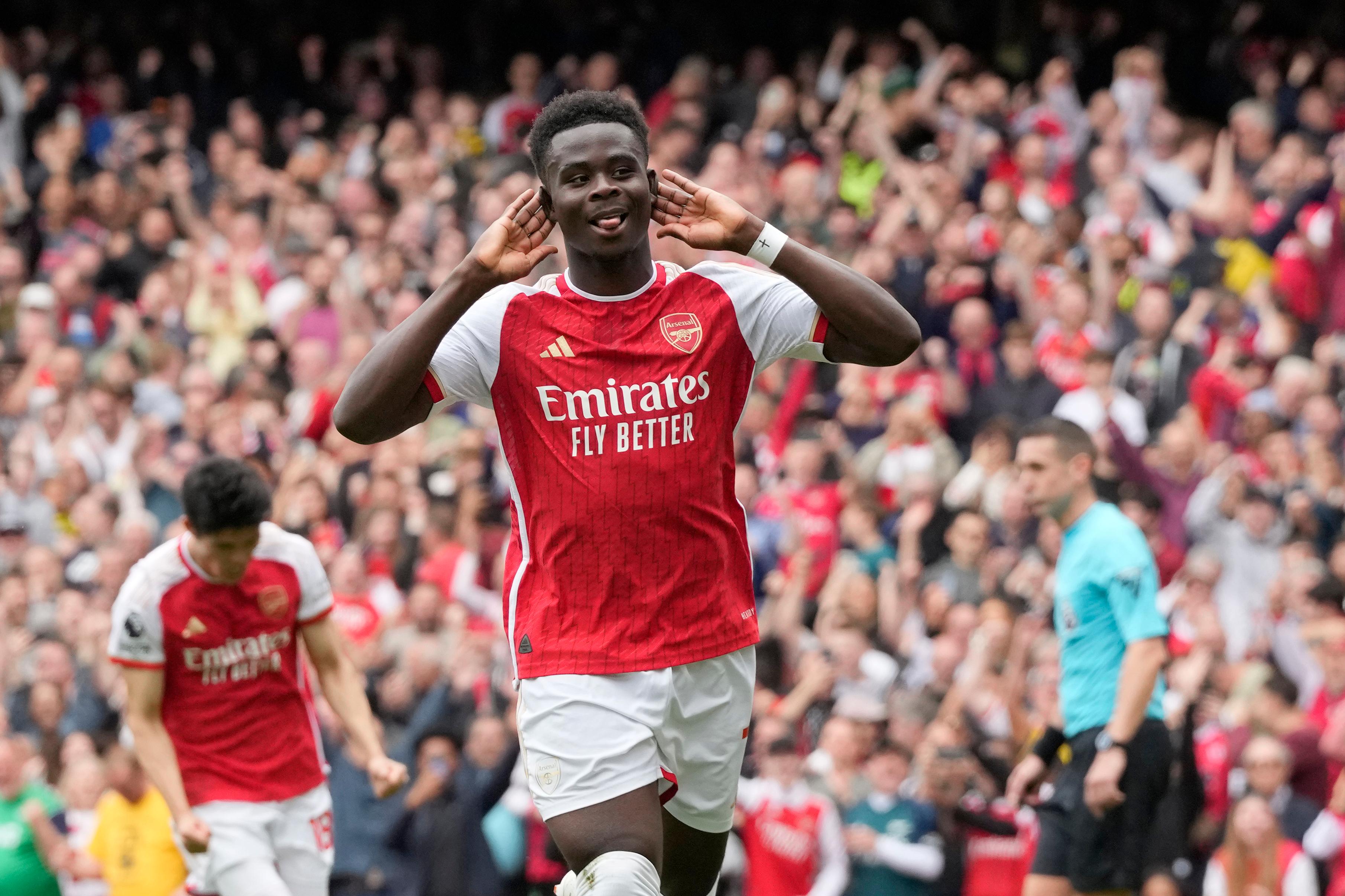 Bukayo Saka jublar efter sitt 1–0-mål. Foto: Frank Augstein/AP/TT