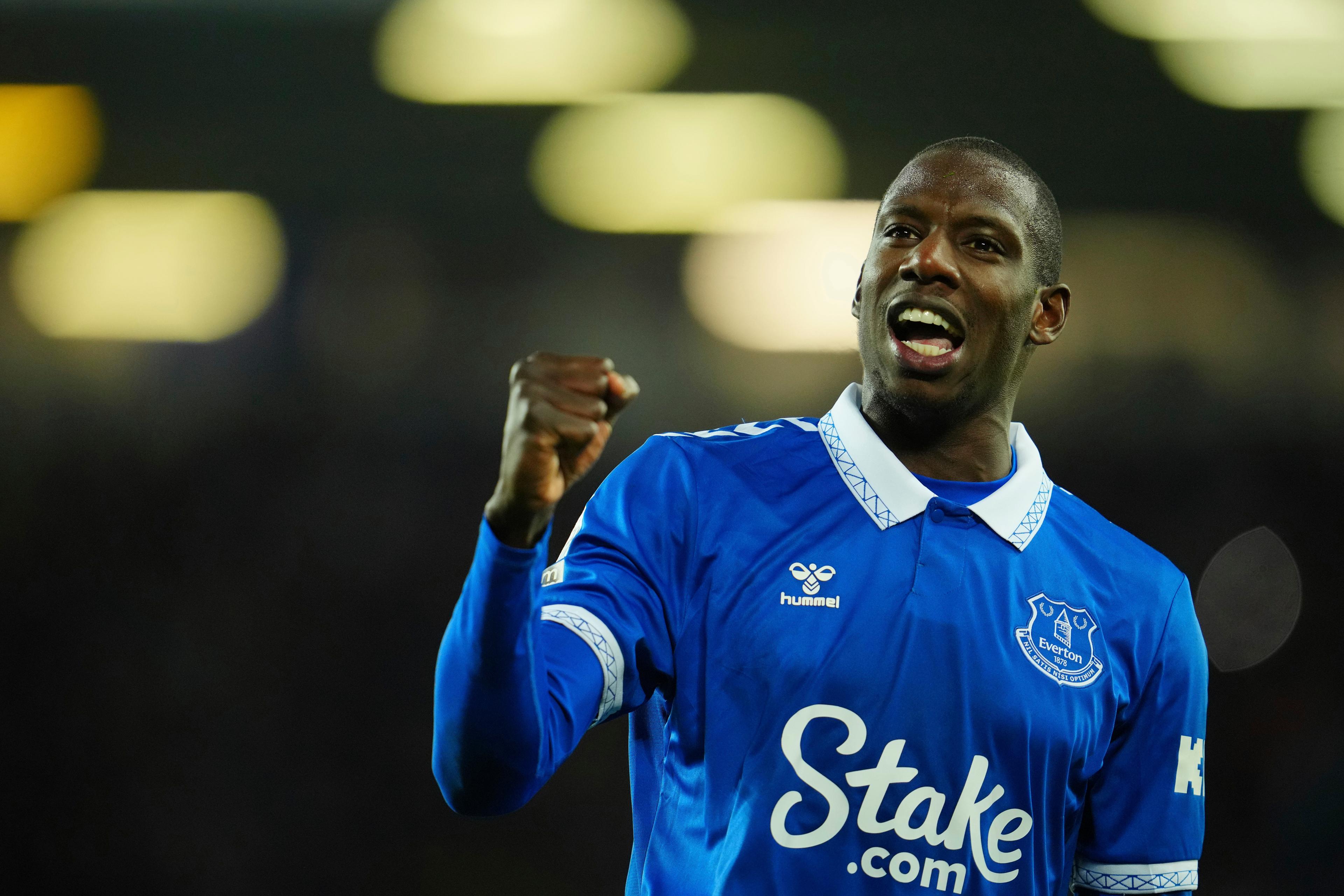 Evertons Abdoulaye Doucouré firar efter en seger nyligen, men de ekonomiska problemen fortsätter för den anrika klubben. Arkivbild. Foto: Jon Super/AP/TT