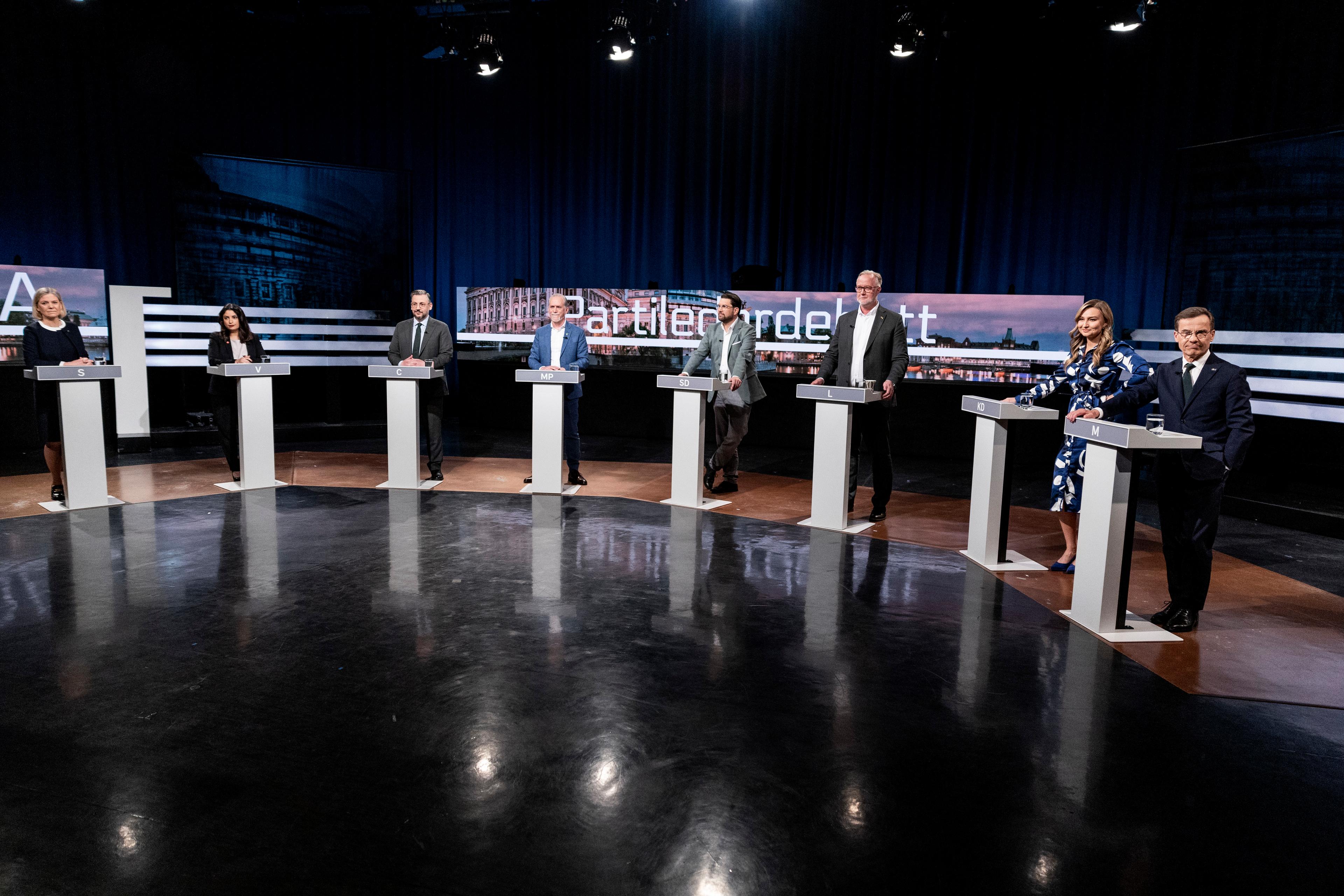 Magdalena Andersson (S), Nooshi Dadgostar (V), Muharrem Demirok (C), Daniel Helldén (MP), Jimmie Åkesson (SD), Johan Pehrson (L), Ebba Busch (KD) och Ulf Kristersson (M) inför söndagskvällens partiledardebatt i Agenda. Foto: Christine Olsson/TT