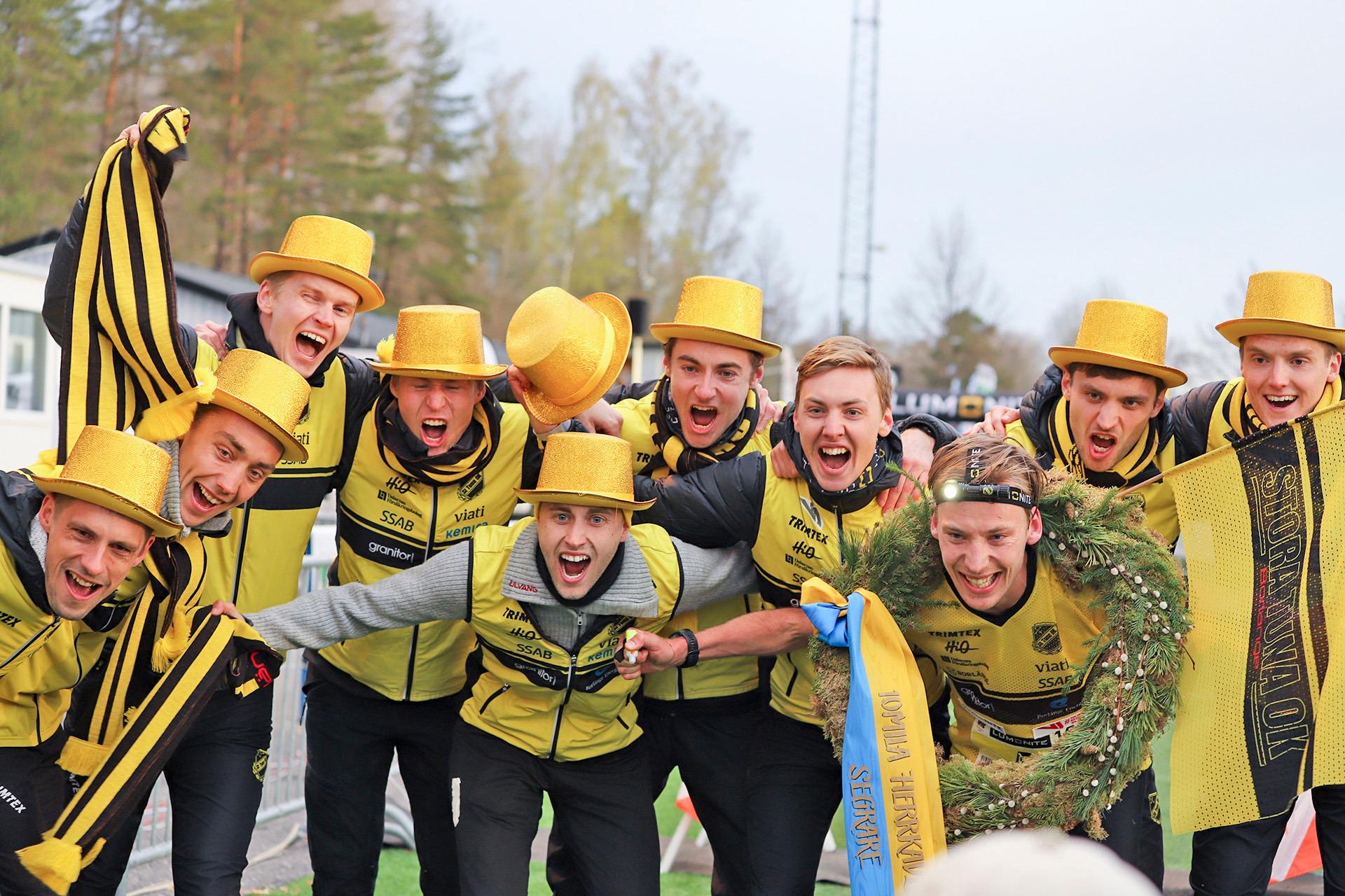 Stora Tuna OK herrlag firar sin första seger i Tiomila på 60 år. Pressbild. Foto: Svensk orientering