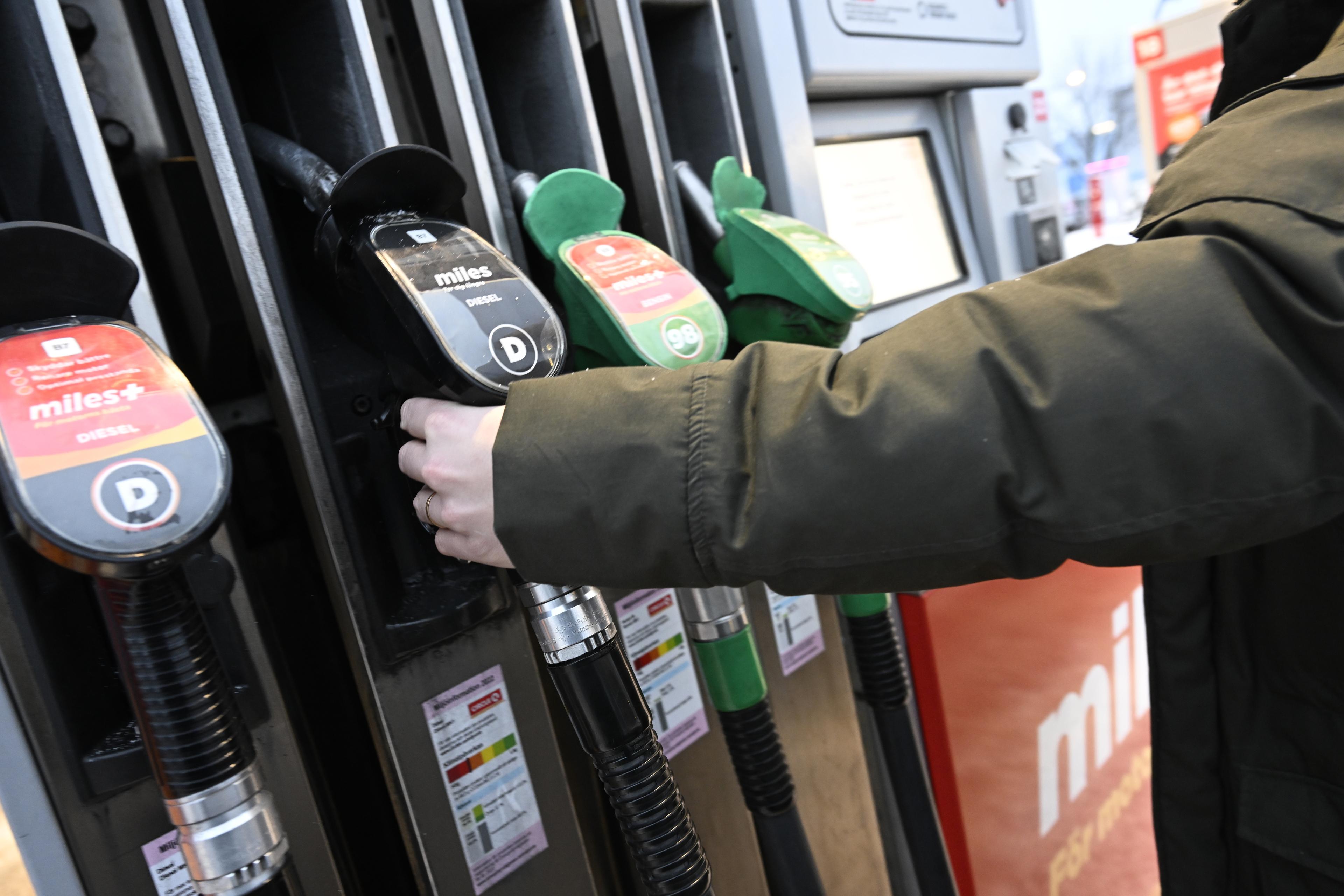 Veckan inleds med sänkt pris på bensin och diesel. Arkivbild. Foto: Fredrik Sandberg/TT